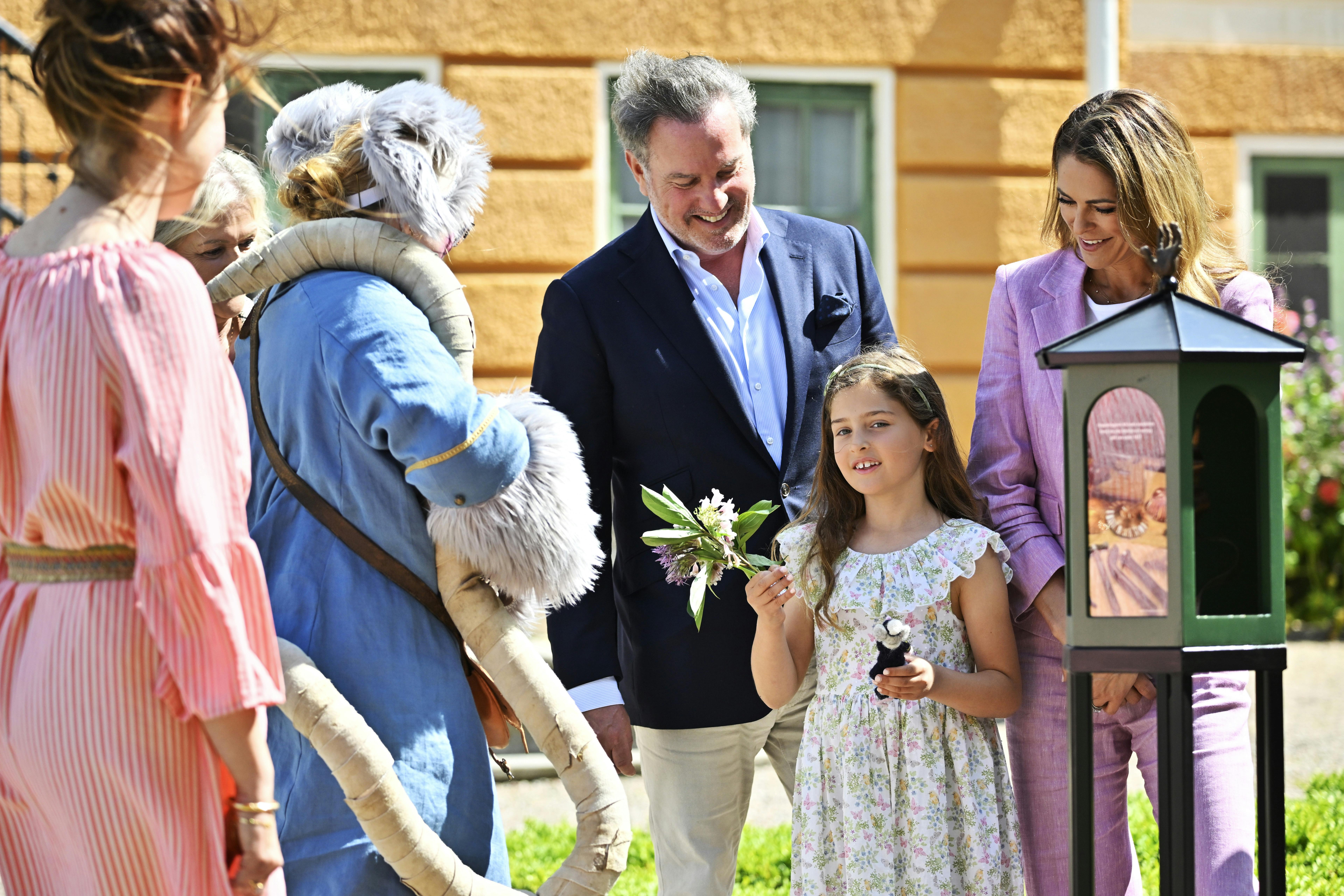 Skibsrotten Råkåkå havde fået æren af at overrække den lille bamse.