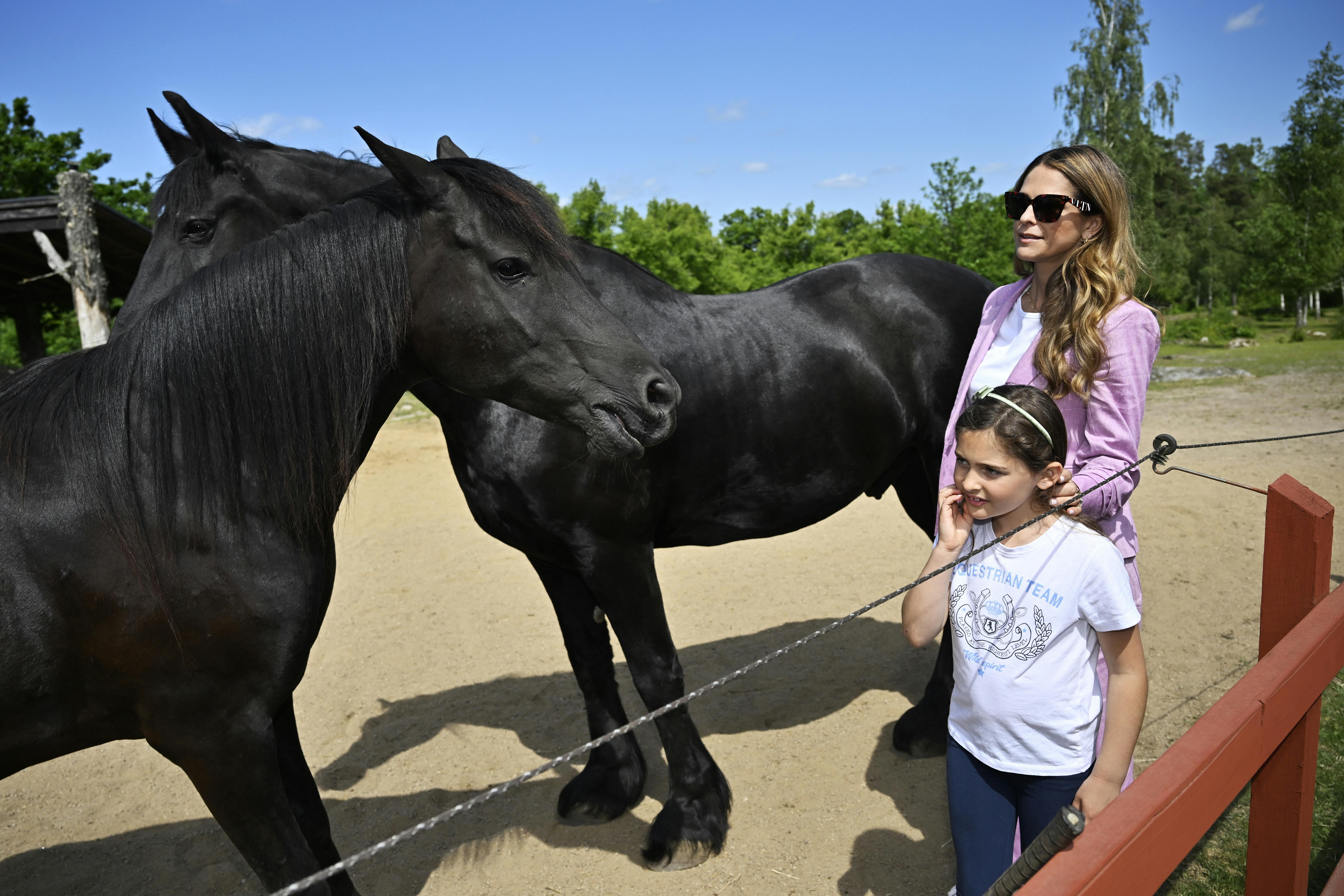Prinsesse Adrienne og prinsesse Madeleine kom begge helt tæt på hestene.