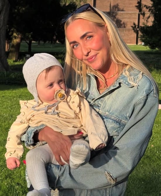 Mille Funk med lille Emma.