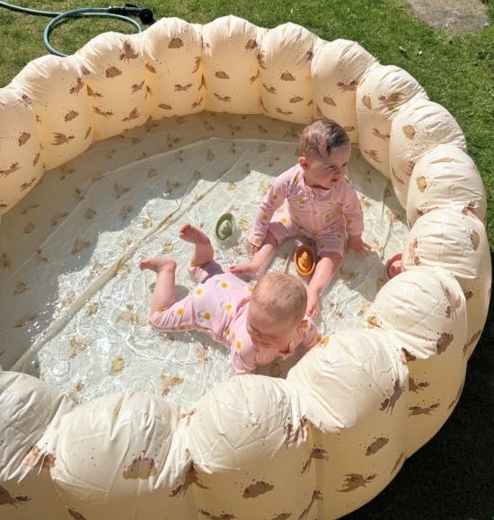 Nora - liggende - og Emma i det nye badebassin.