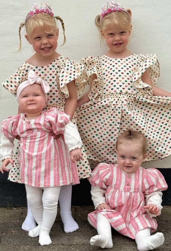 Nora (tv) og Emma til fire-års fødselsdag for Saga og Alva.