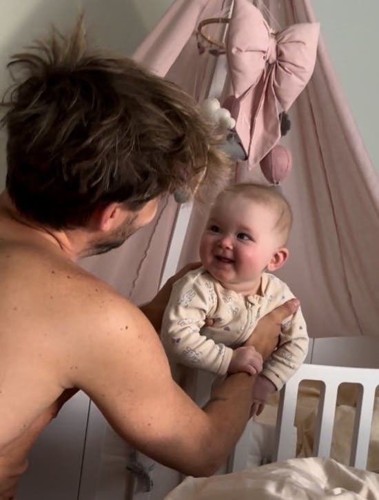 Far Frederik siger go' morgen til tvilling Nora.