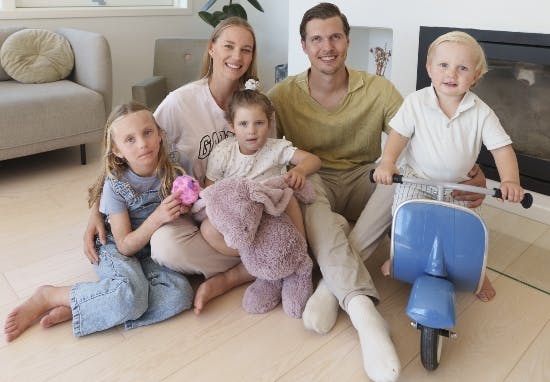 Hailey og familien fra venstre: Emily, mor Nana med Hailey, far Frederik og lillebror Pilou.