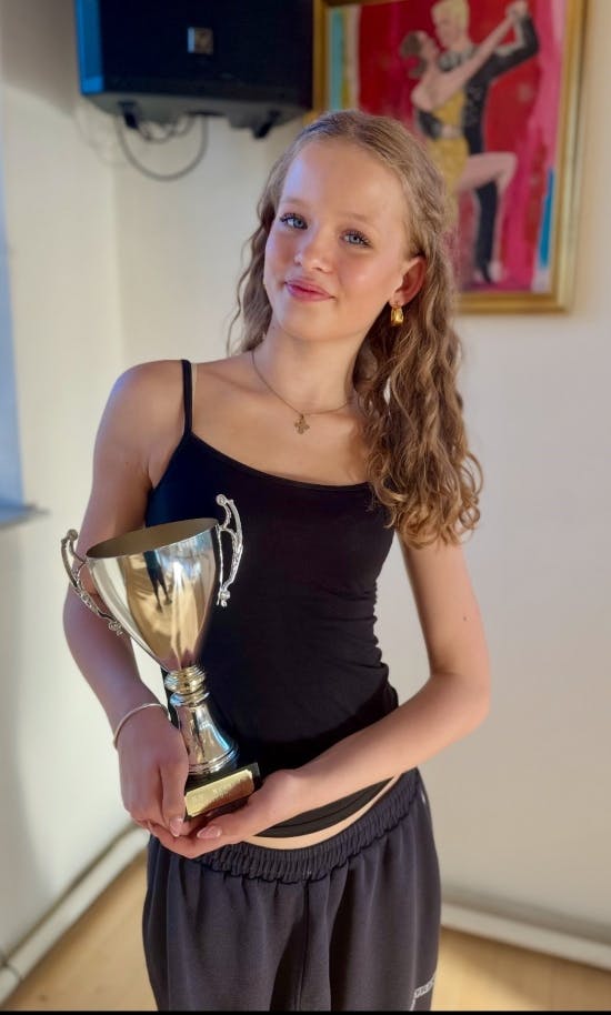 Lucca Bacher Jakobsen med Jens Werners fighterpokal.