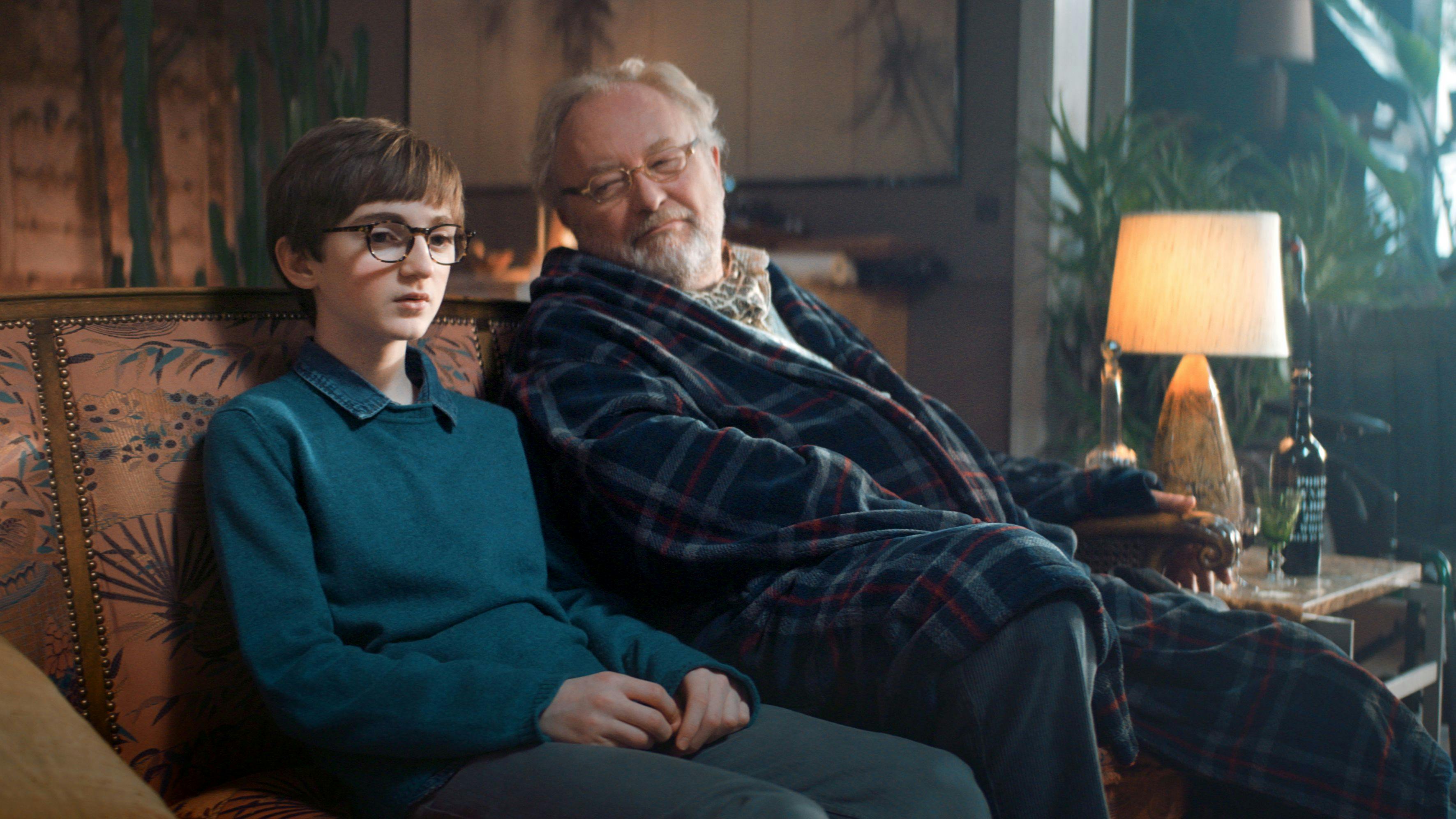 Theo & Den Magiske Talisman, julekalender på DR 2018.Harald (Bjarne Henriksen) og Theo (Kian Lawson-Khalili)