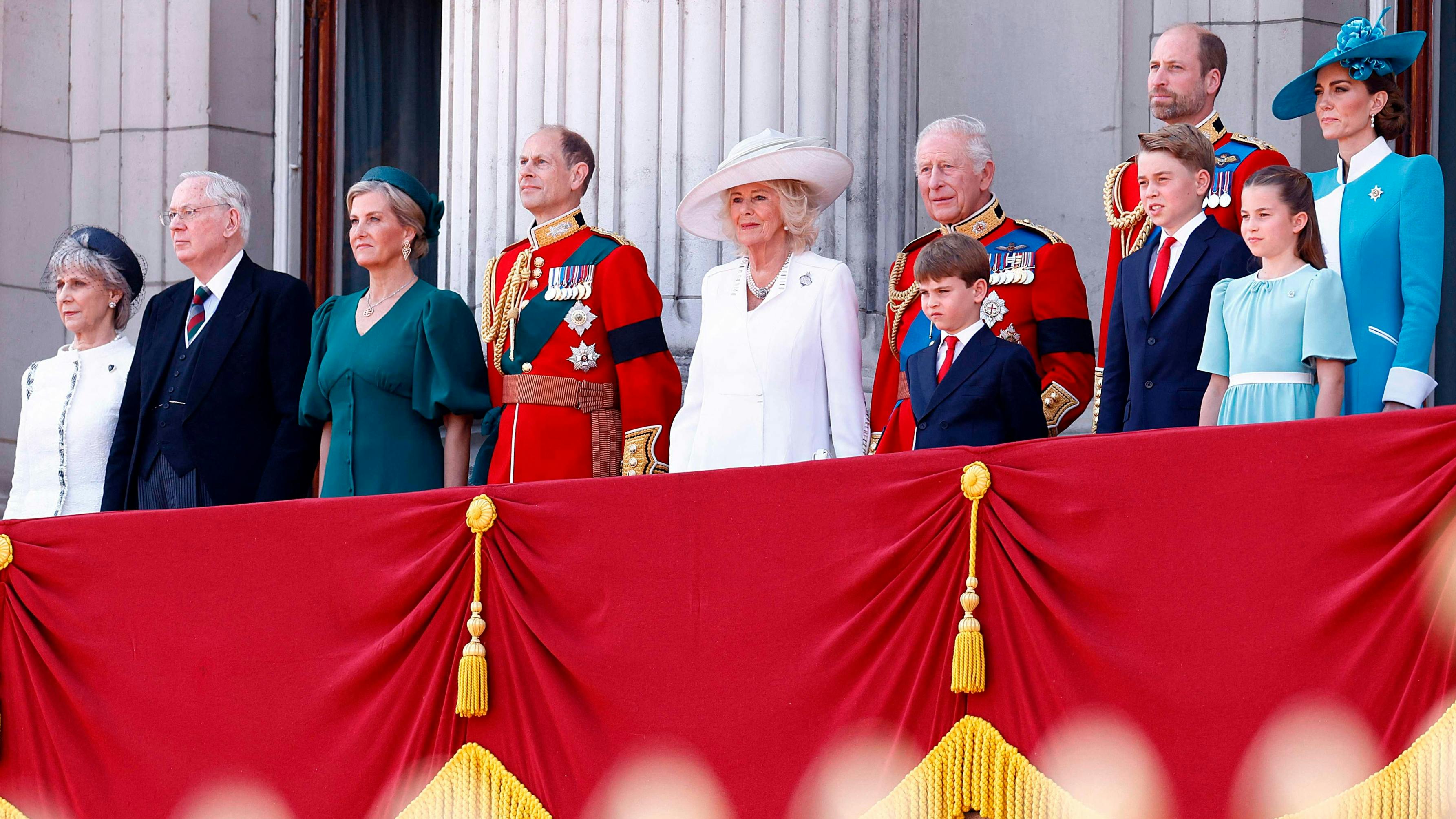 Hertuginde Birgitte, Richard, hertug af Gloucester, hertuginde Sophie, prins Edward, dronning Camilla, kong Charles, prins Louis, prins William, prins George, prinsesse Charlotte og prinsesse Catherine.&nbsp;