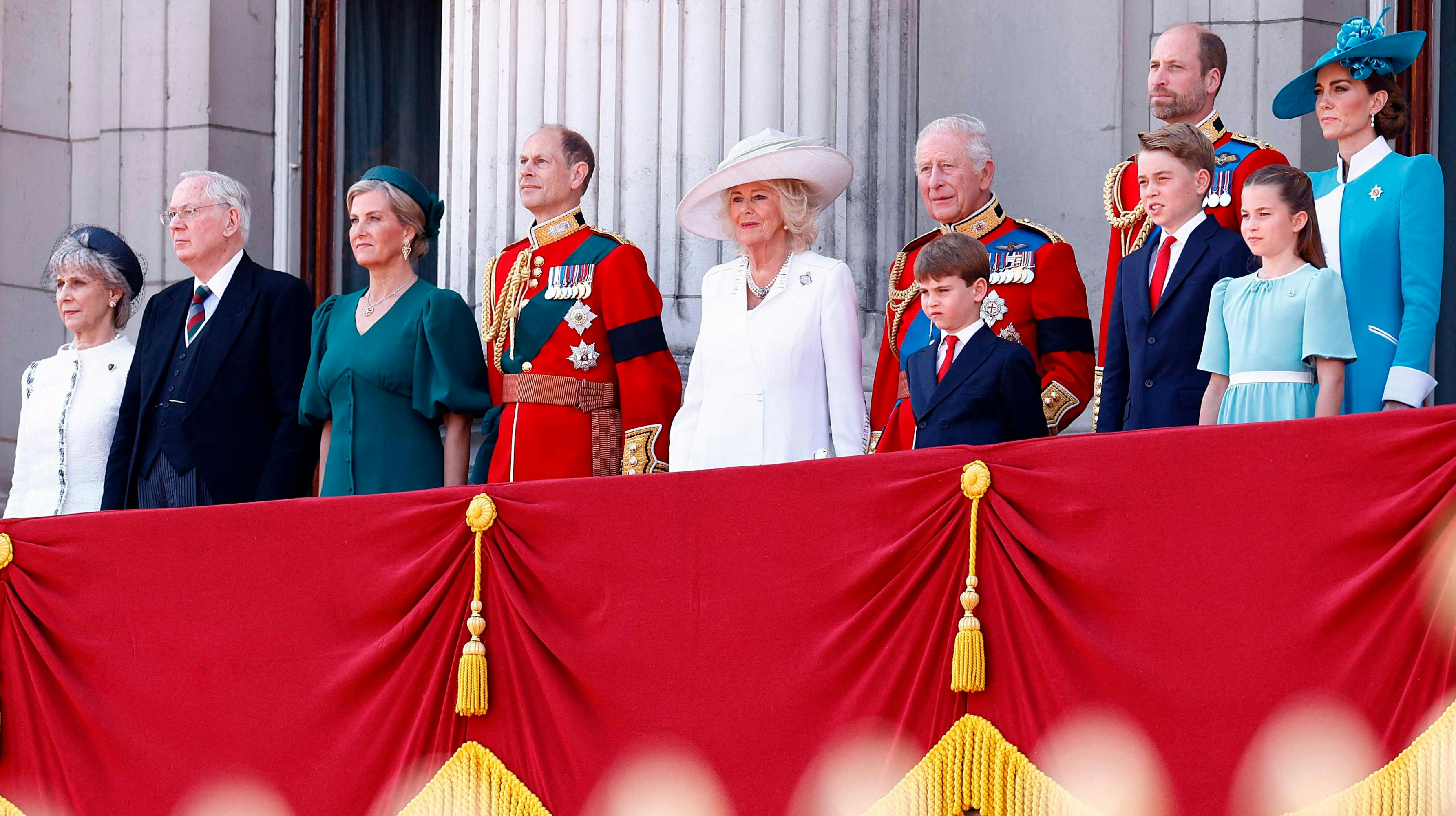 Hertuginde Birgitte, Richard, hertug af Gloucester, hertuginde Sophie, prins Edward, dronning Camilla, kong Charles, prins Louis, prins William, prins George, prinsesse Charlotte og prinsesse Catherine. 
