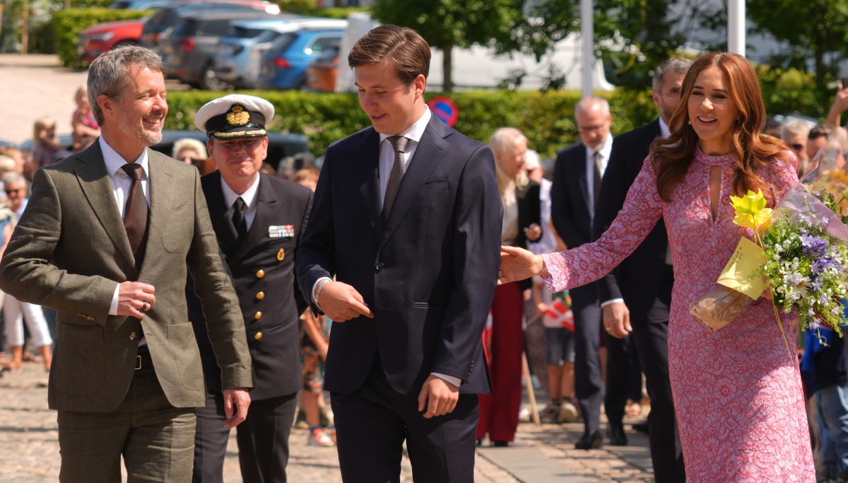 Kong Frederik, dronning Mary og kronprins Christian åbner udstillingen "Kongebarn" på Koldinghus.