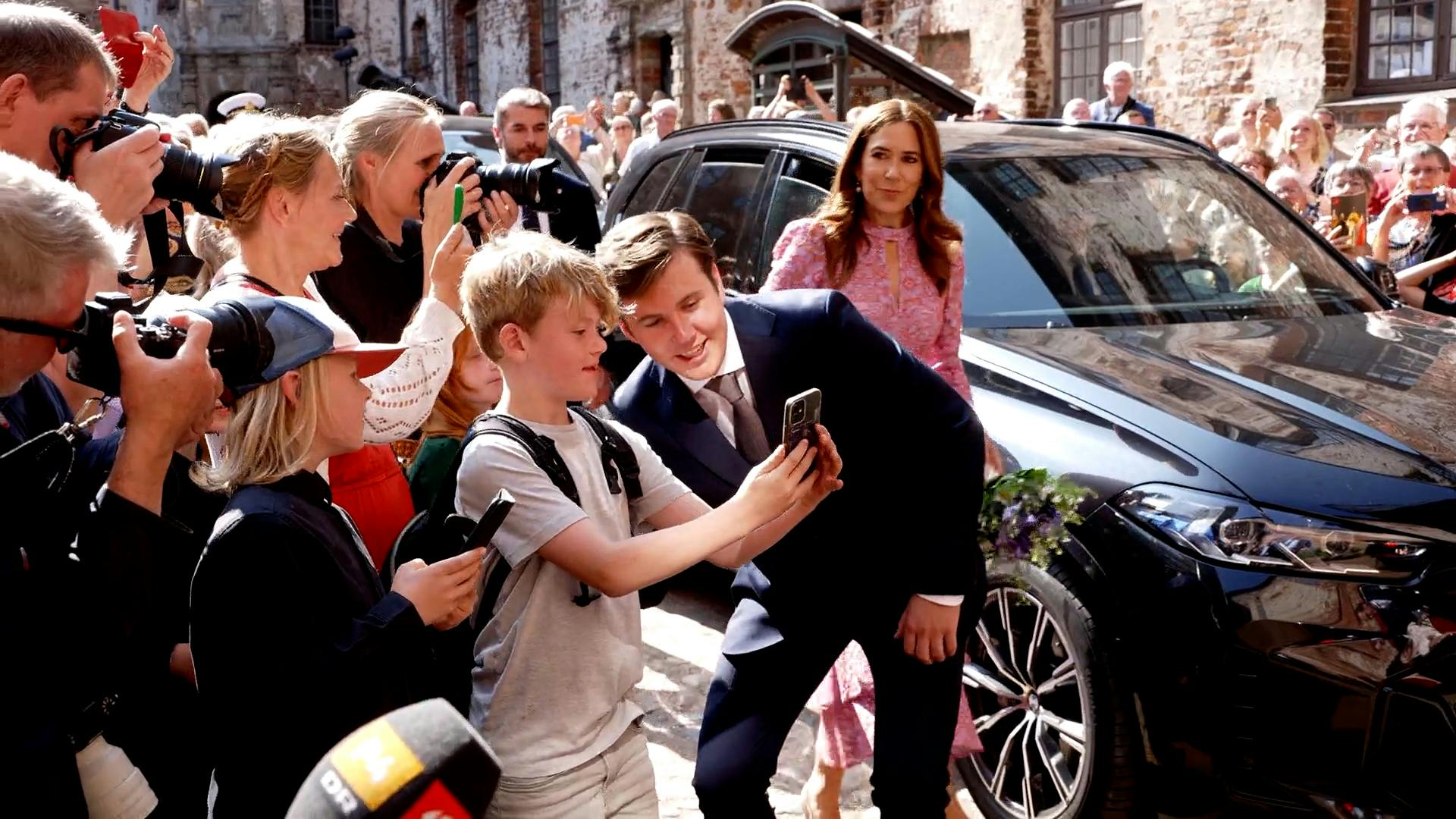 https://imgix.billedbladet.dk/2025-06-20/kronprins-christian-selfie2.jpg