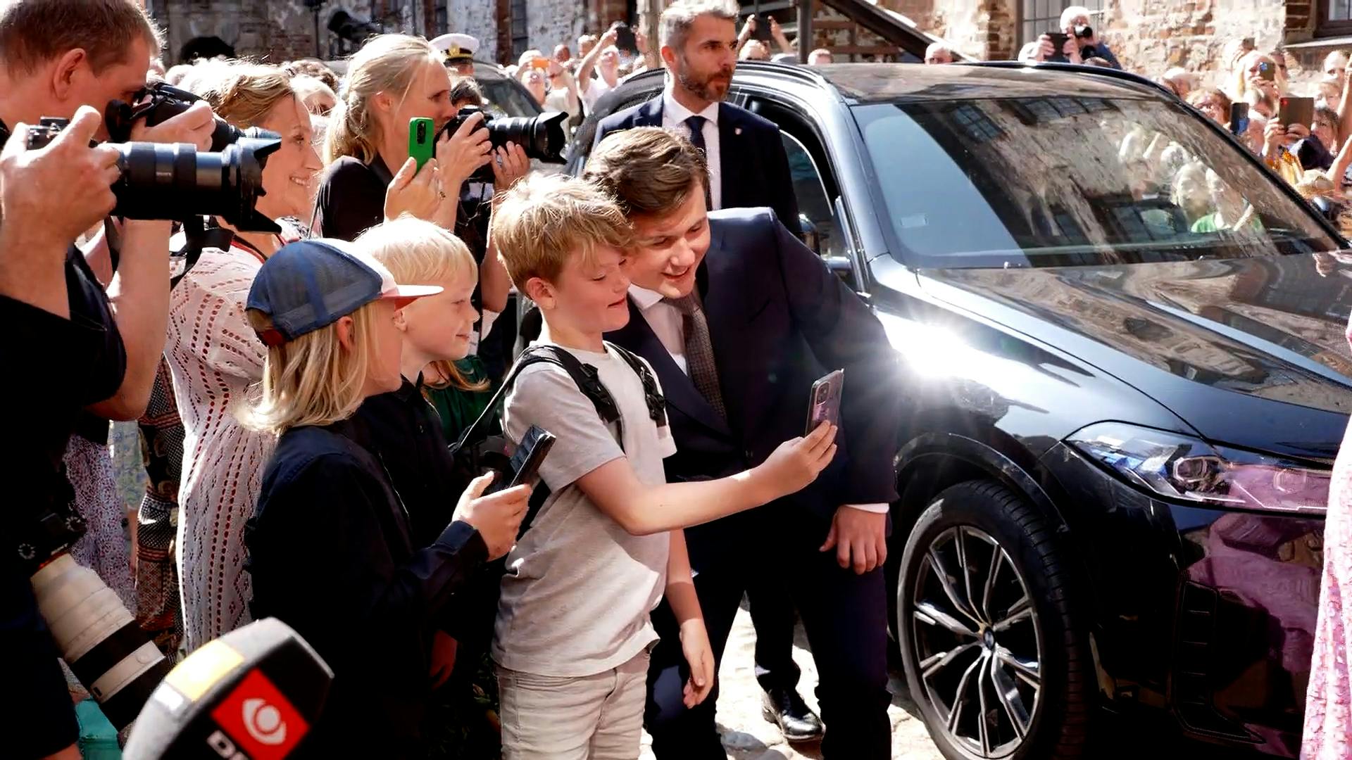 https://imgix.billedbladet.dk/2025-06-20/kronprins-christian-selfie3.jpg