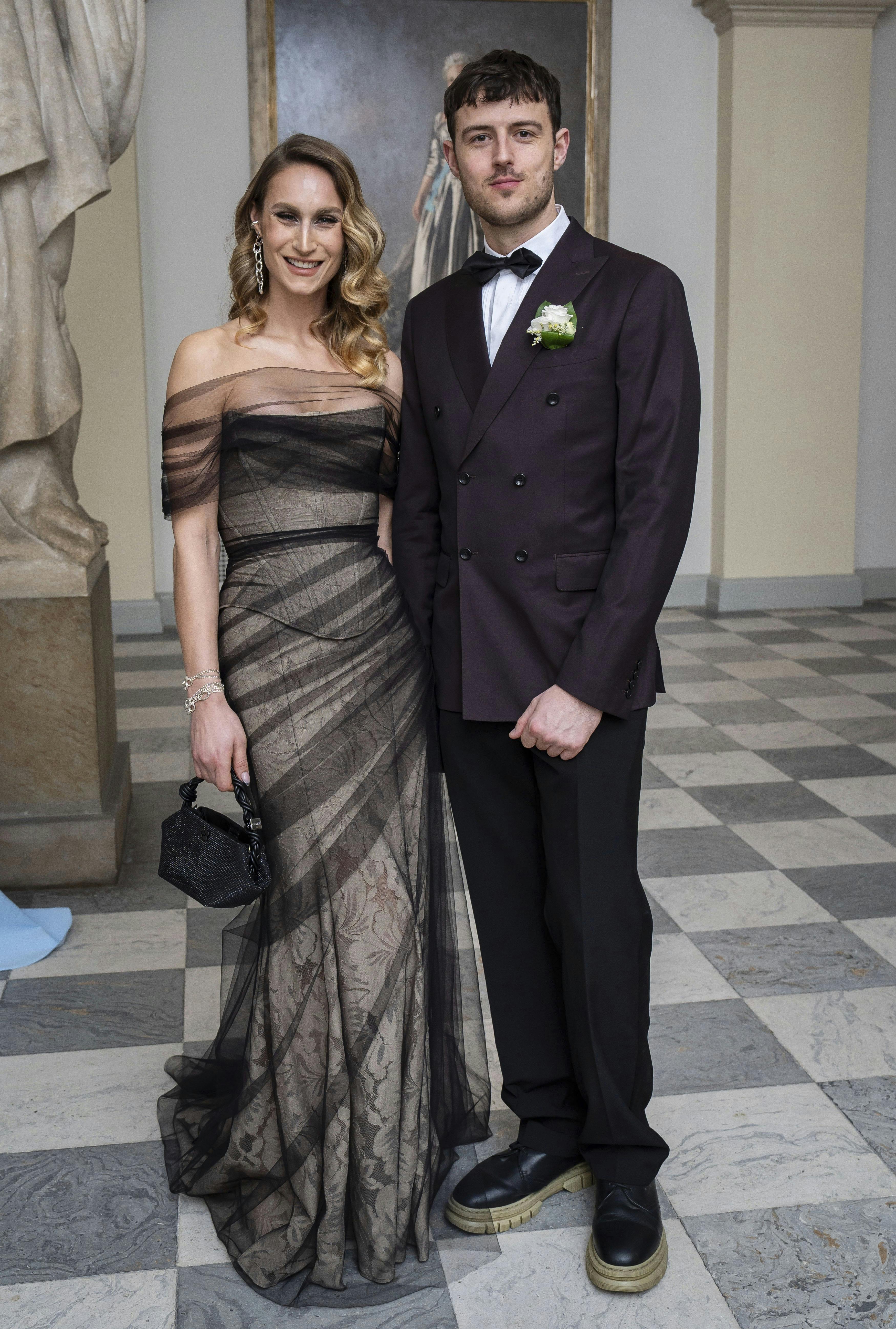 OPGAVE: Kongeparret afholder Aftenselskab for kunst og kultur. POOL 1 A Ankomster i Drabantsalen.STED: Christiansborg slot JOURNALIST: Marianne Singer, Ulrik Ulriksen, Jan KörnerFOTOGRAF: © Hanne Juul/ Aller Foto & VideoDATO: 20250228