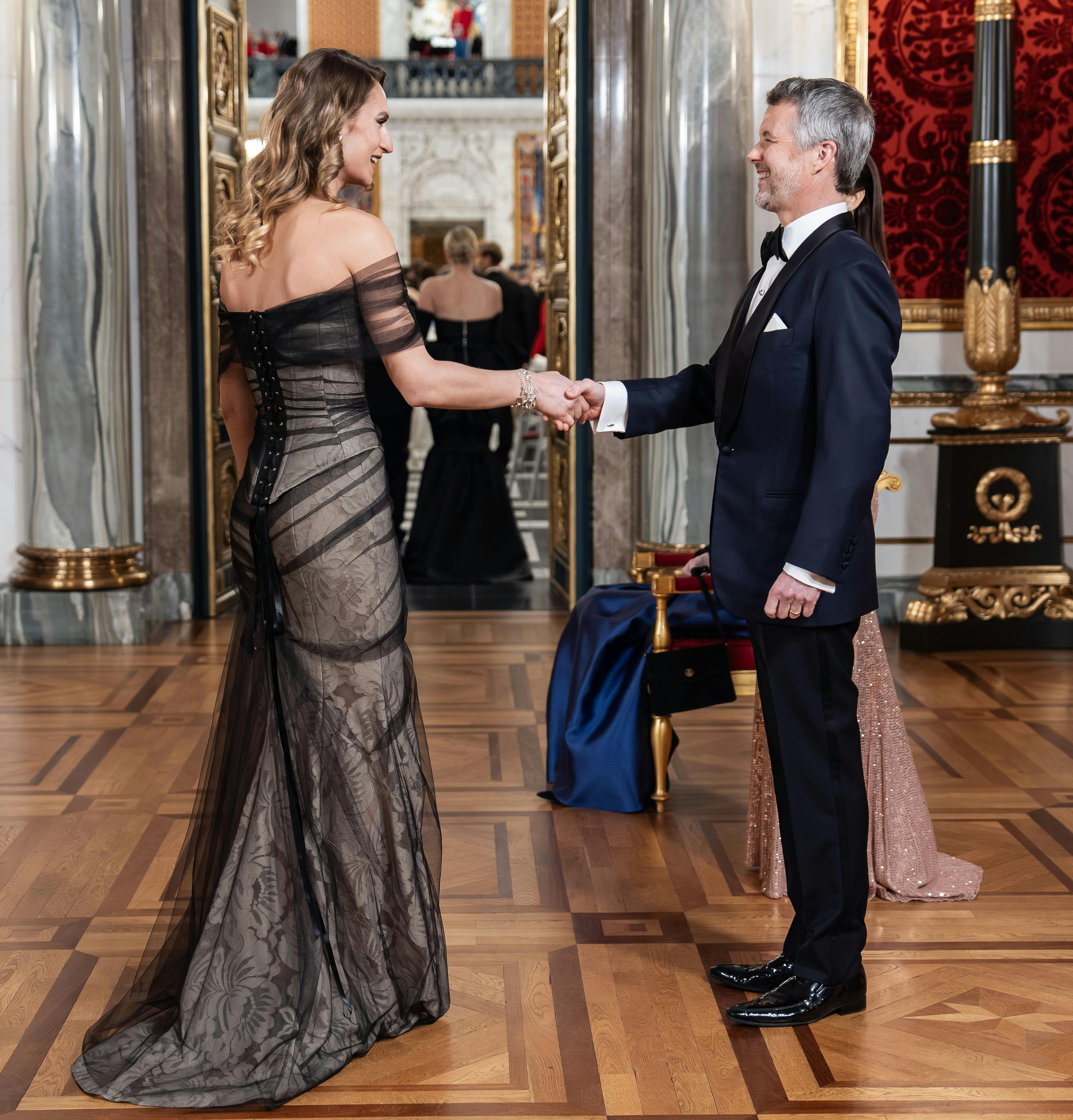 OPGAVE: Kongeparret afholder Aftenselskab for kunst og kultur. POOL 2 Receiving line. Her er det Skuespiller Skuespiller May Simón Lifschitz og Hr. Jens LundSTED: Christiansborg slot JOURNALIST: Marianne Singer, Ulrik Ulriksen, Jan KörnerFOTOGRAF: © Hanne Juul/ Aller Foto & VideoDATO: 20250228