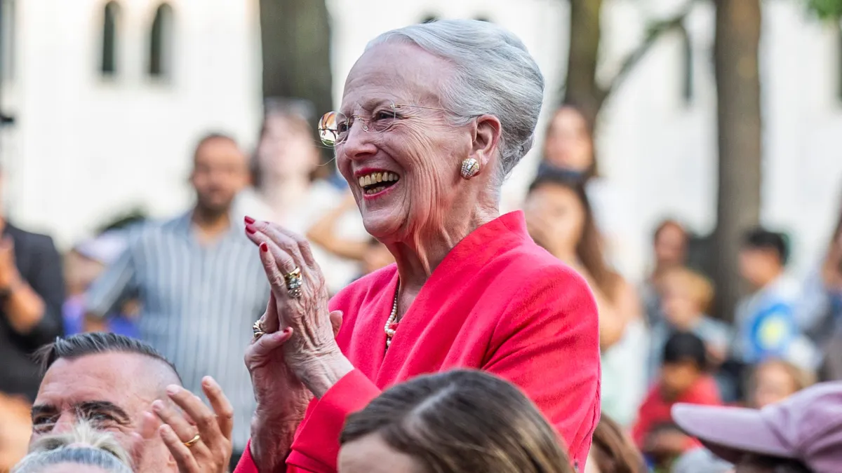 Skete helt spontant: Dronning Margrethe rejste sig pludselig op ...