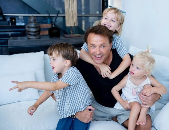 Dennis Knudsen med sine tre børn Lucas, Noah og Aura. 