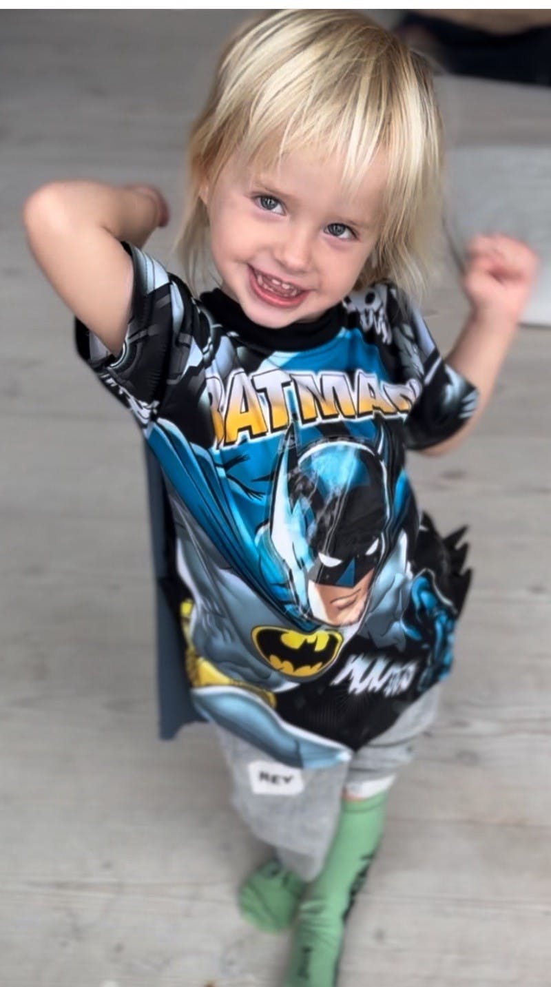 Aura i Batmantrøje.