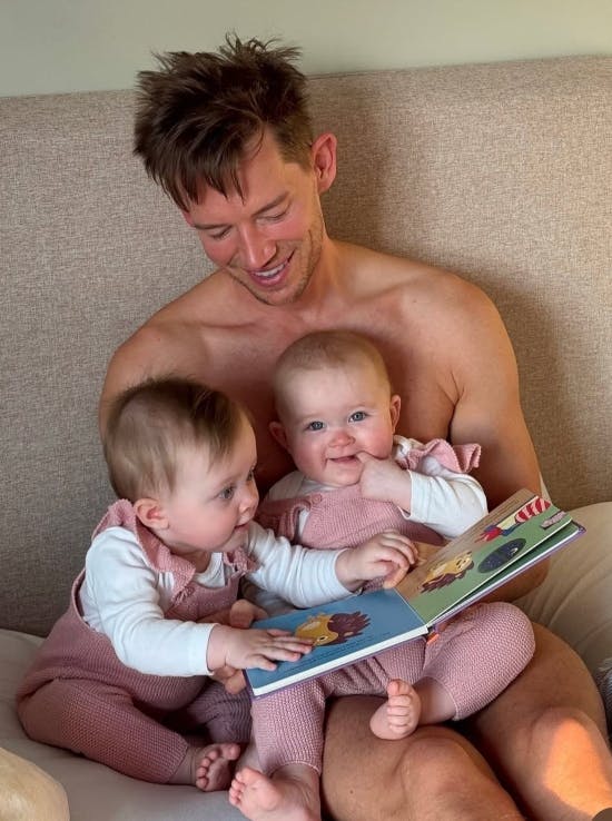 Morten Kjeldgaard med Emma og Nora.