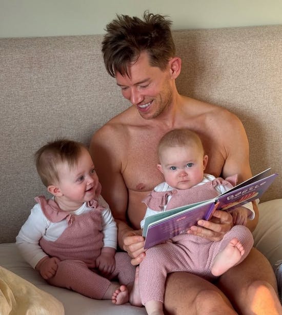 Morten Kjeldgaard med Emma og Nora.