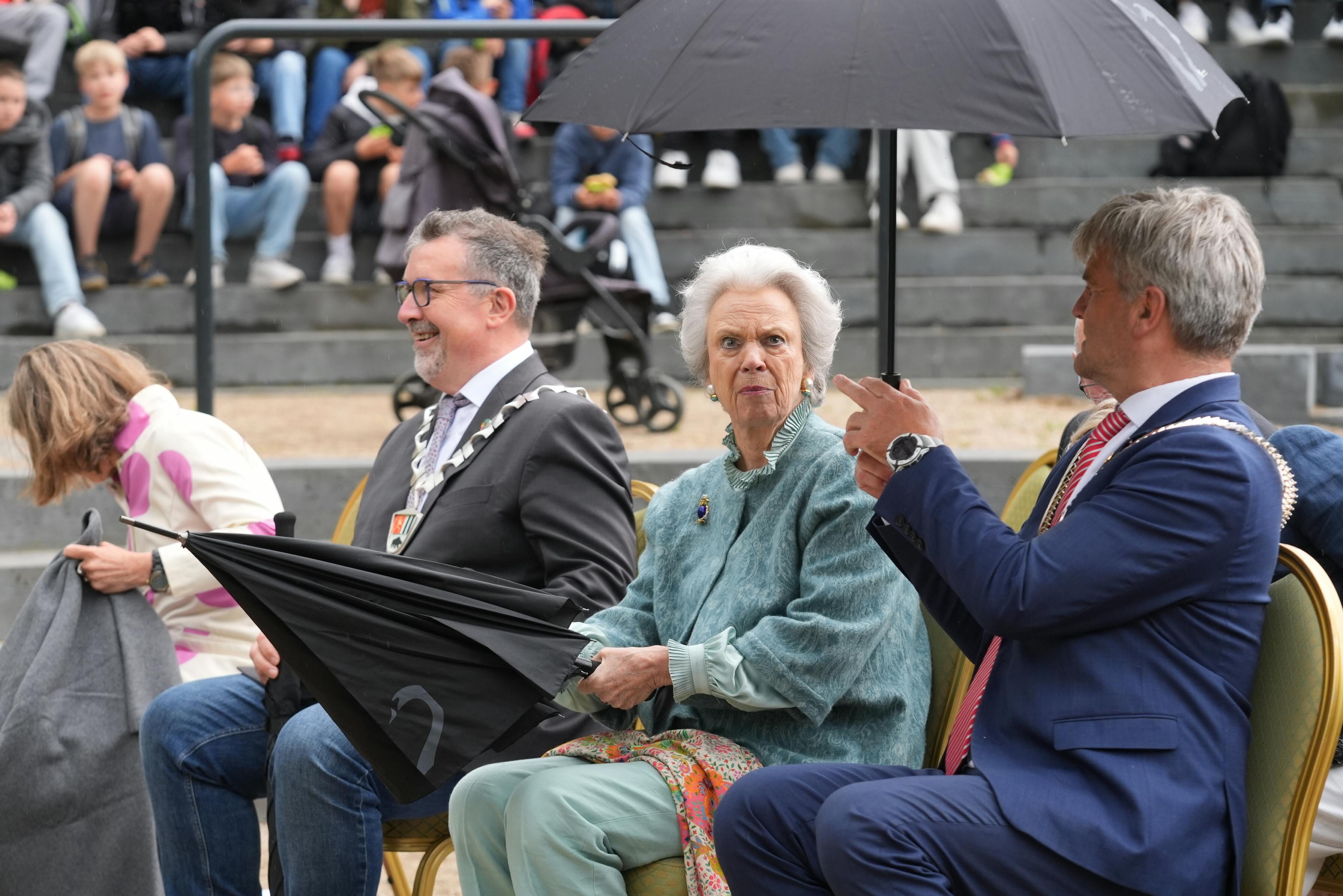 Fredensborgs borgmester holdt prinsesse Benedikte tør under paraplyen.