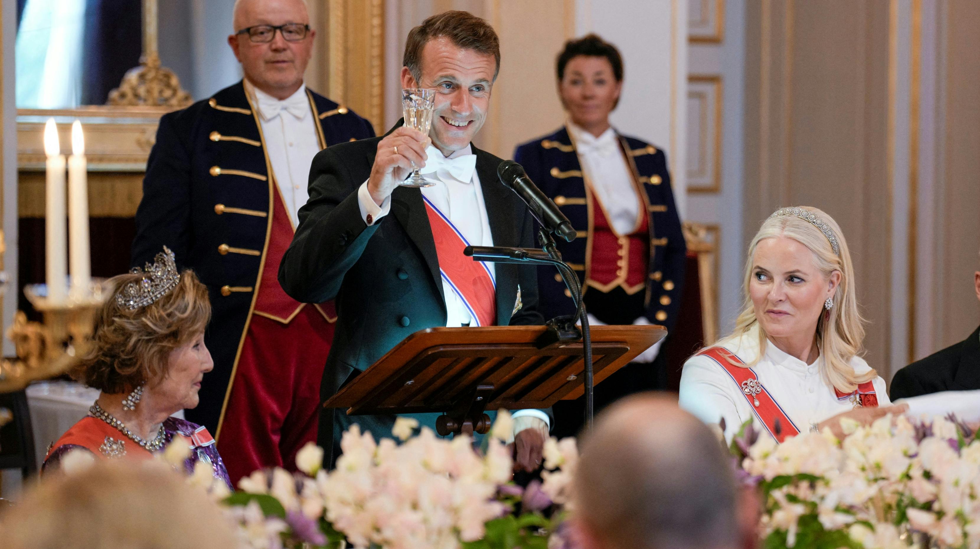 Dronning Sonja, præsident Macron og kronprinsesse Mette-Marit. 