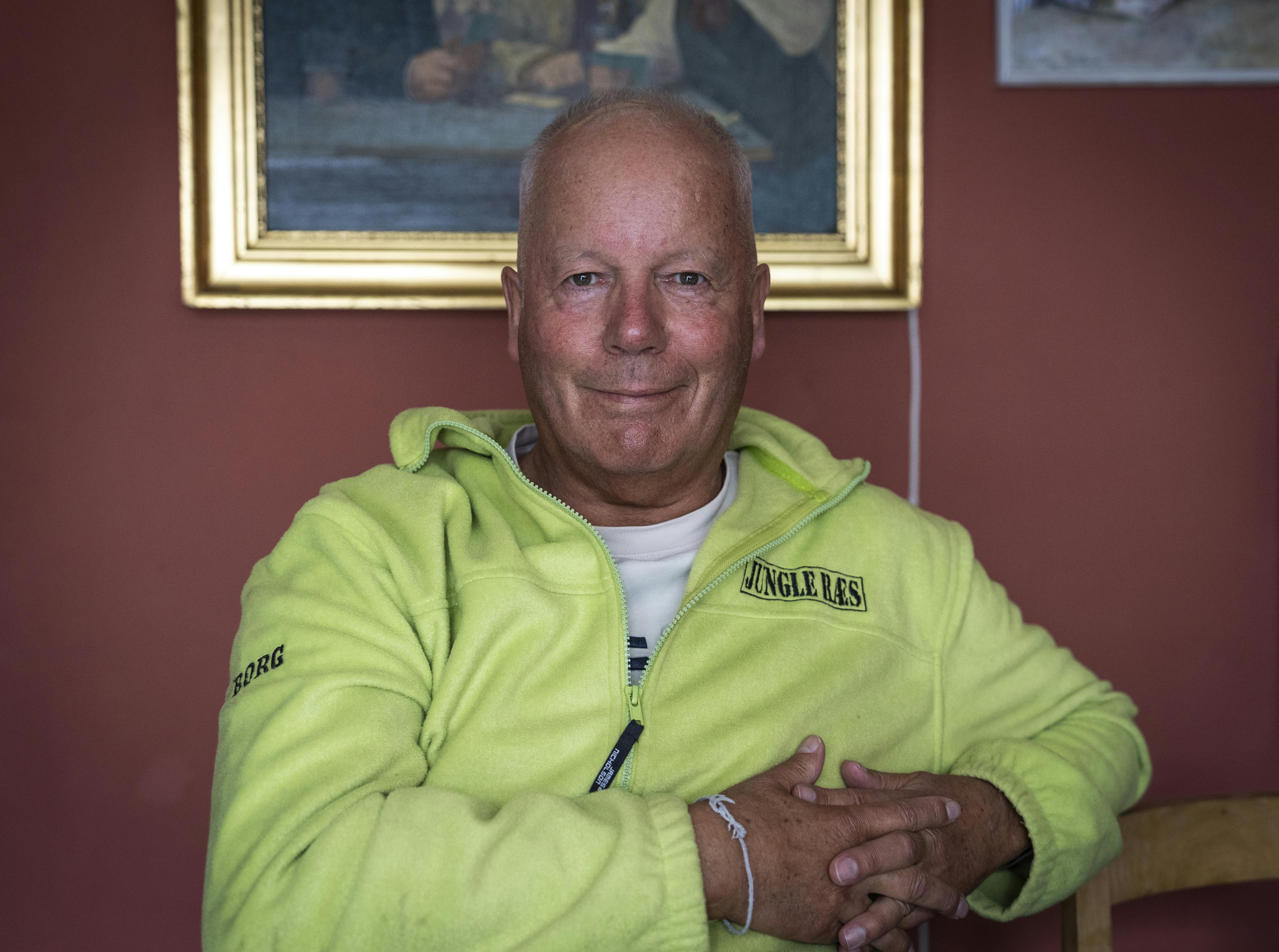 Opgave: Interview med Frank fra ”Hotel Romantik”. Vi møder ham på Bakken, hvor han arbejder, og skal lave lidt reportage derfra også. Vi finder ham ved ”Safari”. Tid og sted: Klokken 13 på Bakken. Strax: nej Journalist: Laura Hansen, 61765109Fotograf: Søren Jul Lamberth