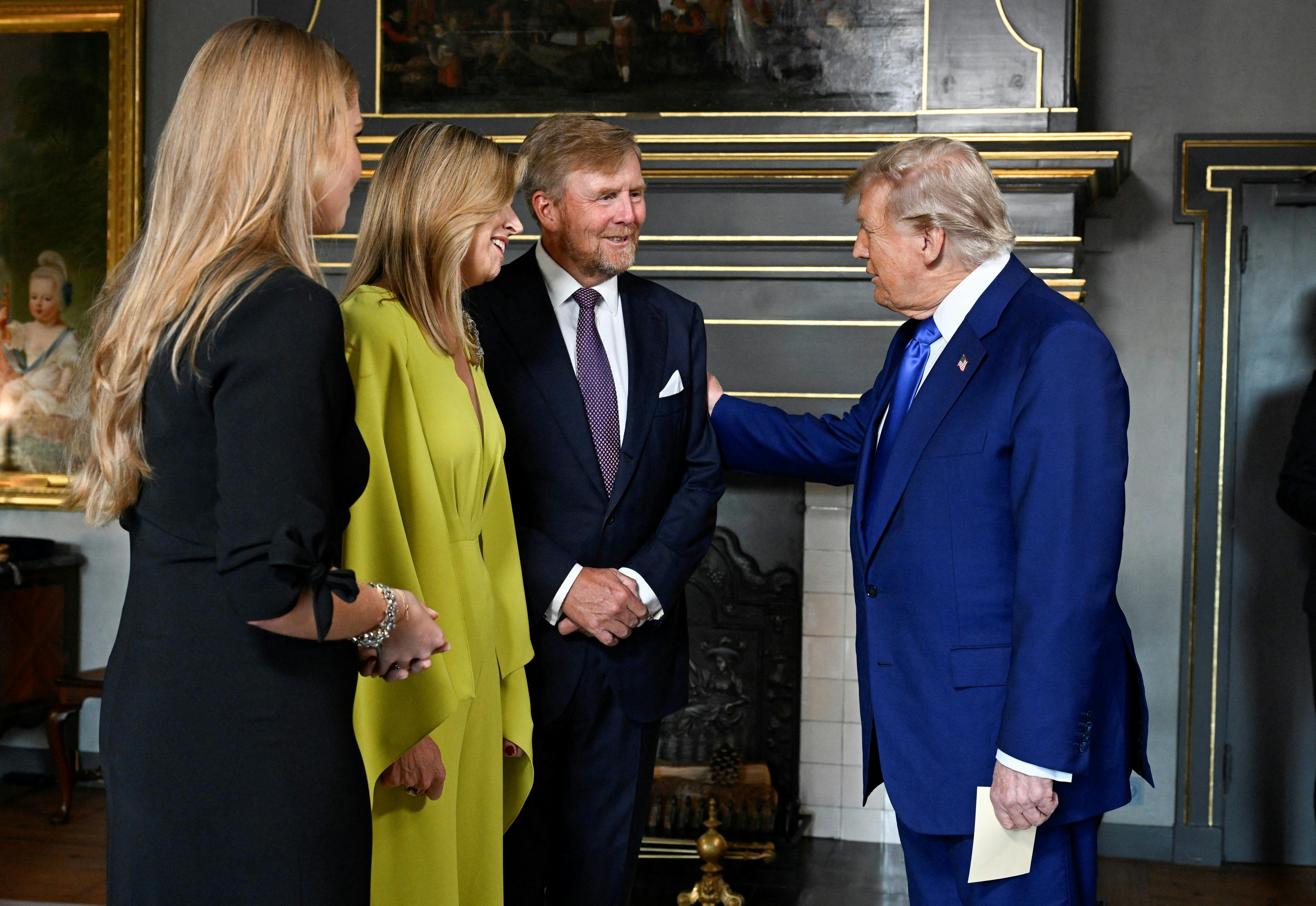 Donald Trump hilser på kongeparret og prinsesse Amalia. 