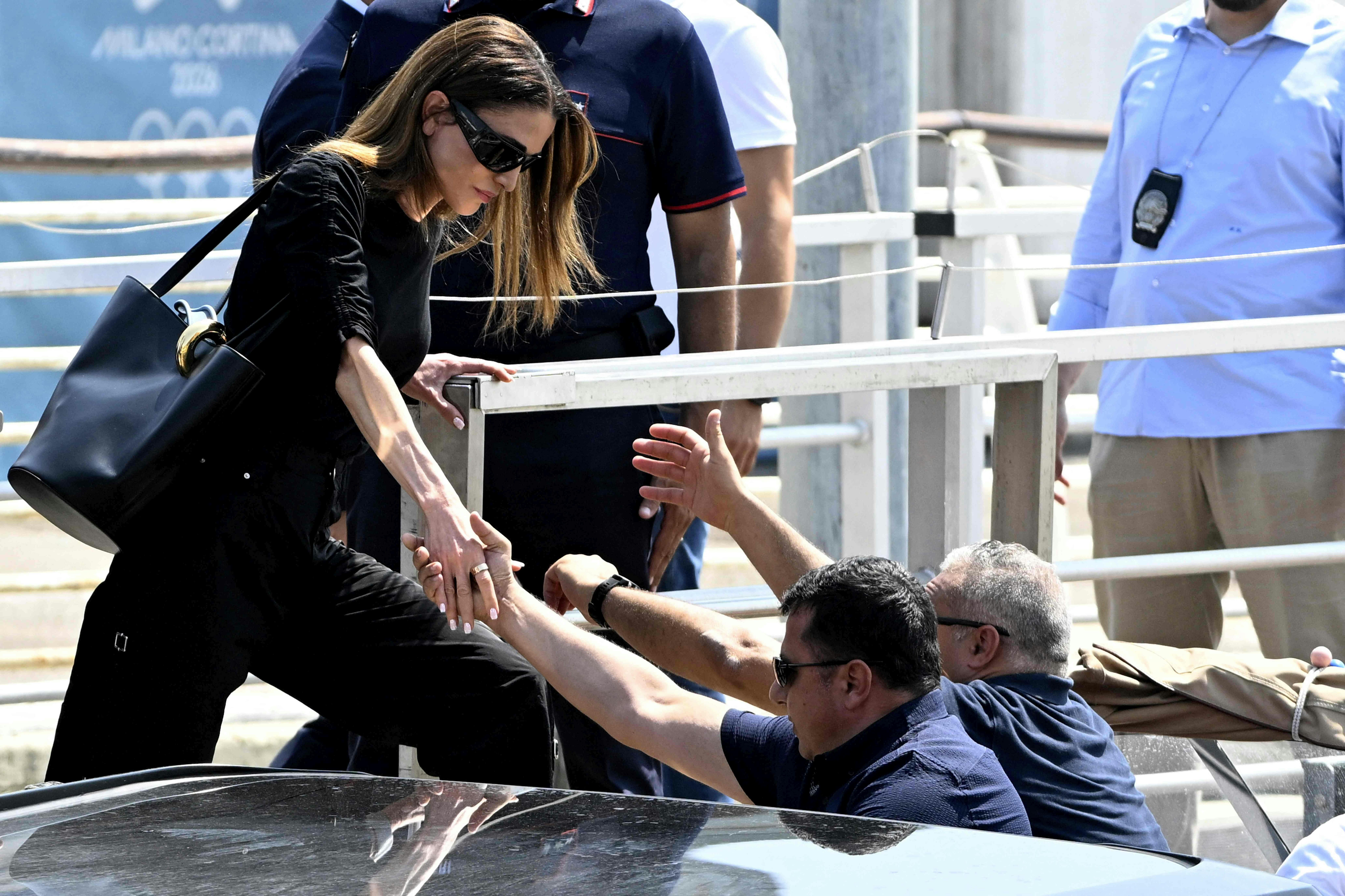 Dronning Rania går ombord i en båd-taxa i Venedig. 