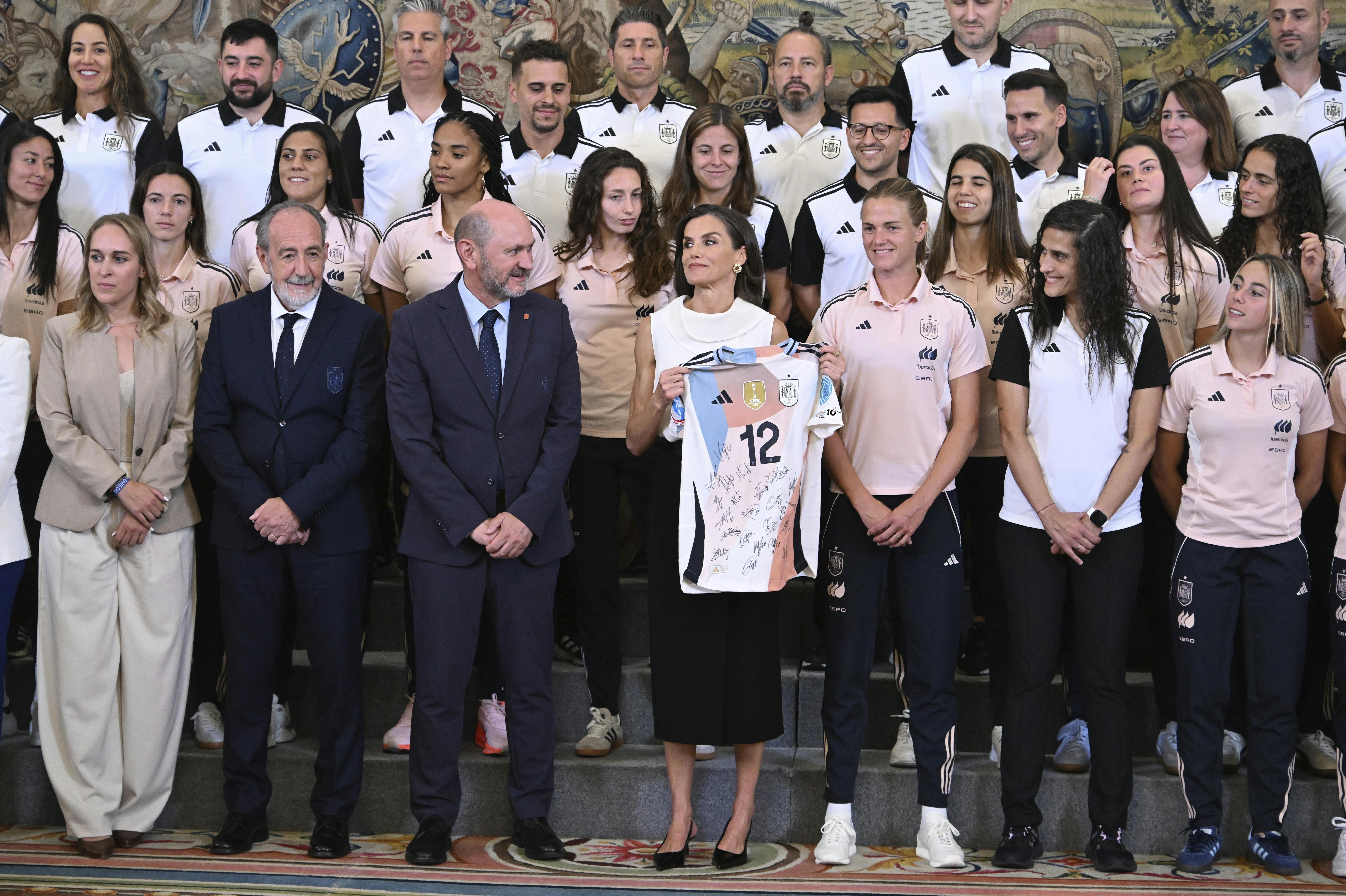 Dronning Letizia fik naturligvis også taget billede med spillerne og staben.