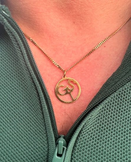 Thomas Evers Poulsen med halssmykket.