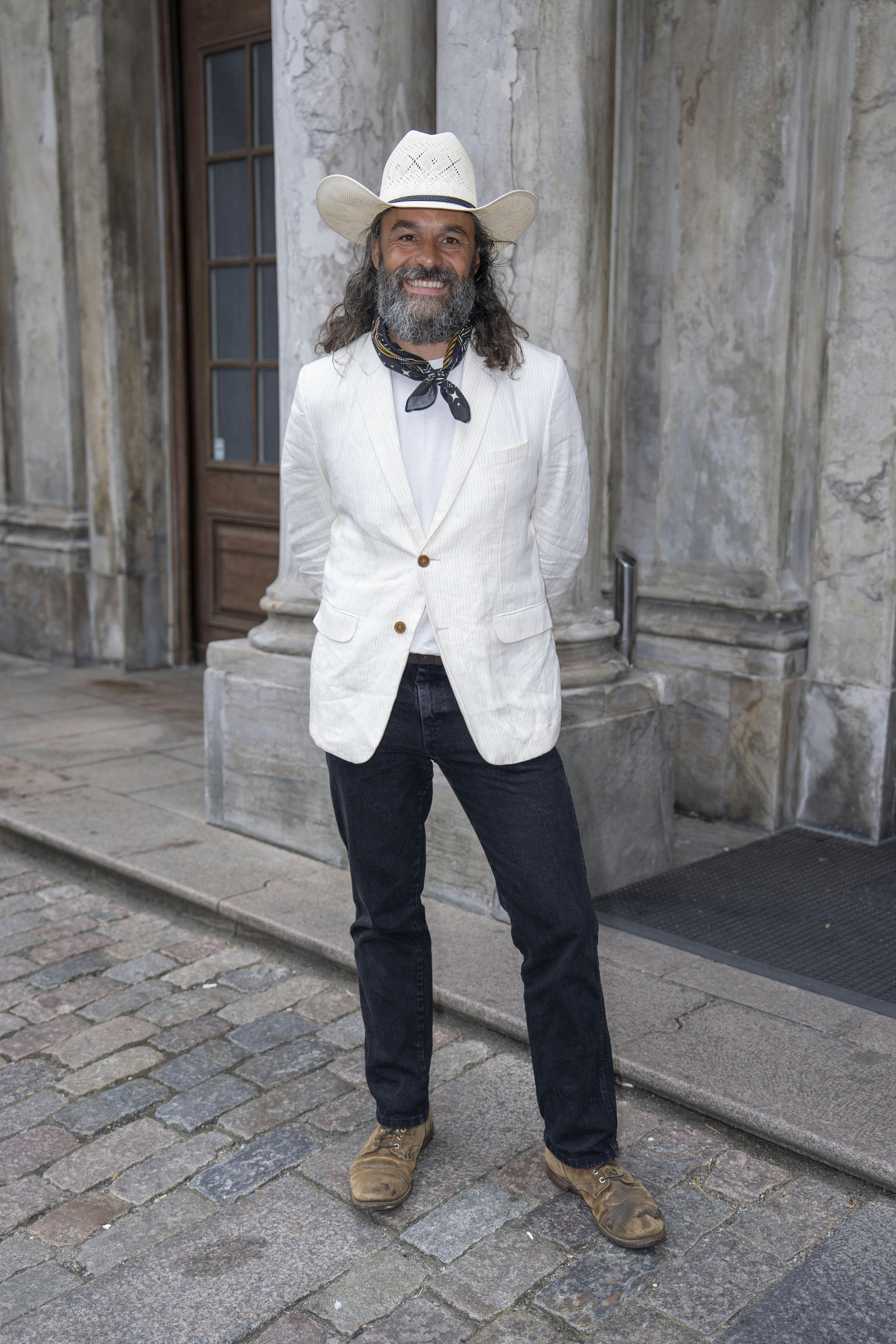 Tid og sted: Torsdag den 26. juni 2025 kl.19.00 i Odd Fellow Palæets Have, Bredgade 28, Kbh. K. Fotos: Af de kendte premieregæster – evt. mens de spiser inden forestillingen – på græsset picnickurve. Gæsteliste ikke modtaget endnu, men følger straks. Evt fotos af spillerne efter forestillingen, hvis vi skal blive til efter (vides ikke endnu). Straksfotos: ja tak – til web galleri Video: ja tak – af udvalgte kendisser om deres sommerferieplaner. Fælles transport: Afjales med journalist Helle 2680 8375.