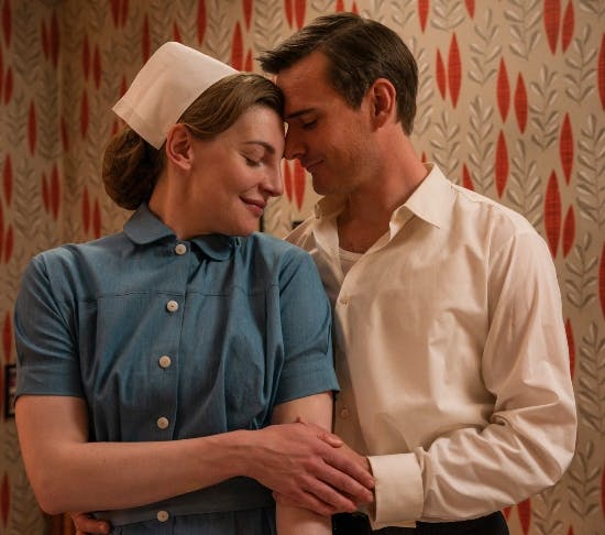 Molly Egelind som Anna og Kasper Dalsgaard som Ole i "Sygeplejeskolen".