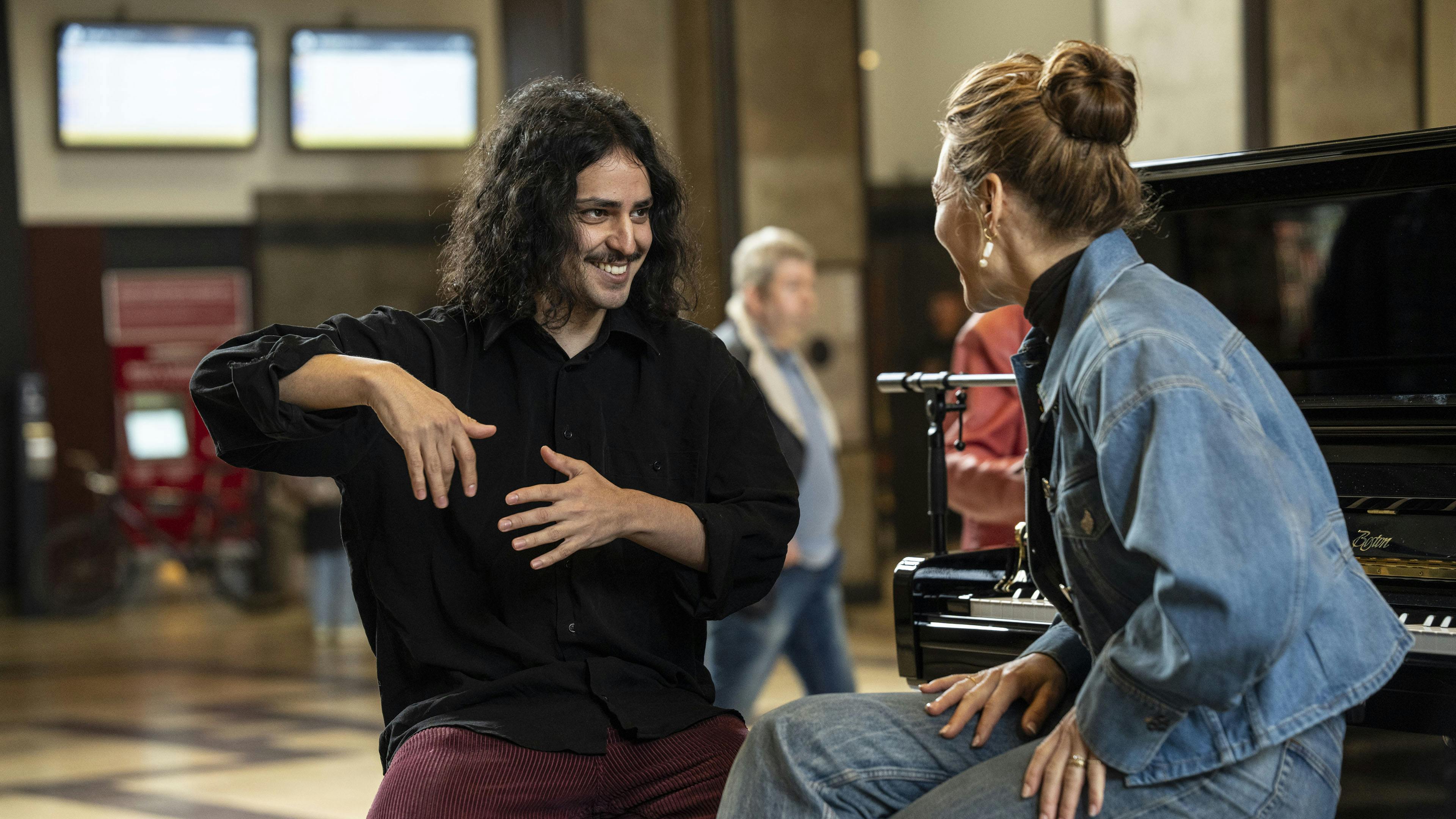 Yavar Askari med "Piano"-vært Sarah Grünewald