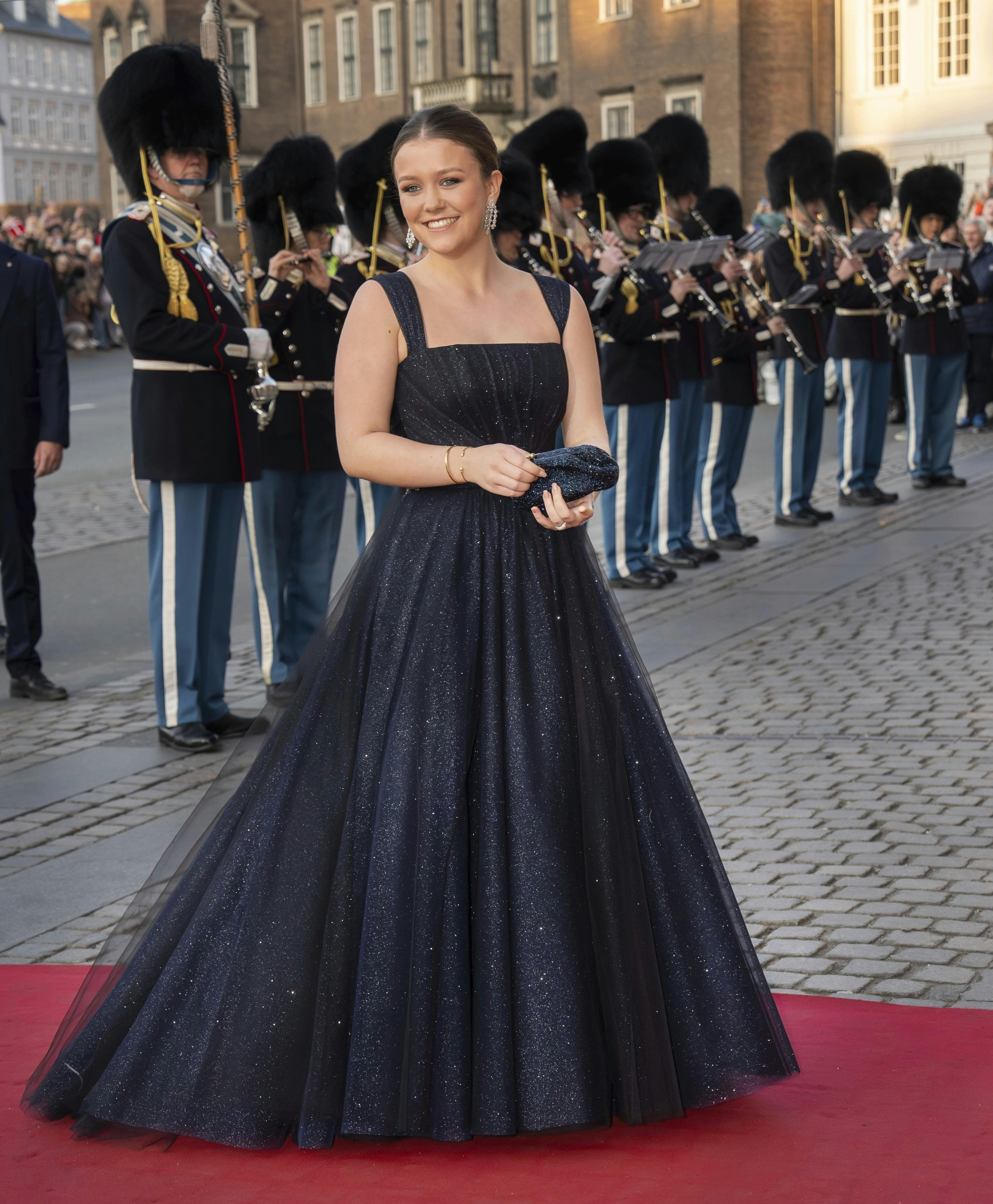 OPGAVE: Fødselsdagsforestilling i Det Kongelige Teater i anledning af prinsesse Isabellas fødselsdag.Kongefamilien ankommerSTED: Det kongelige teaterJOURNALIST: Ulrik Ulriksen, Marianne Singer Sara Nørgaard og Tanja LarsenFOTOGRAF: © Hanne Juul/ Aller Foto & VideoDATO: 202504015