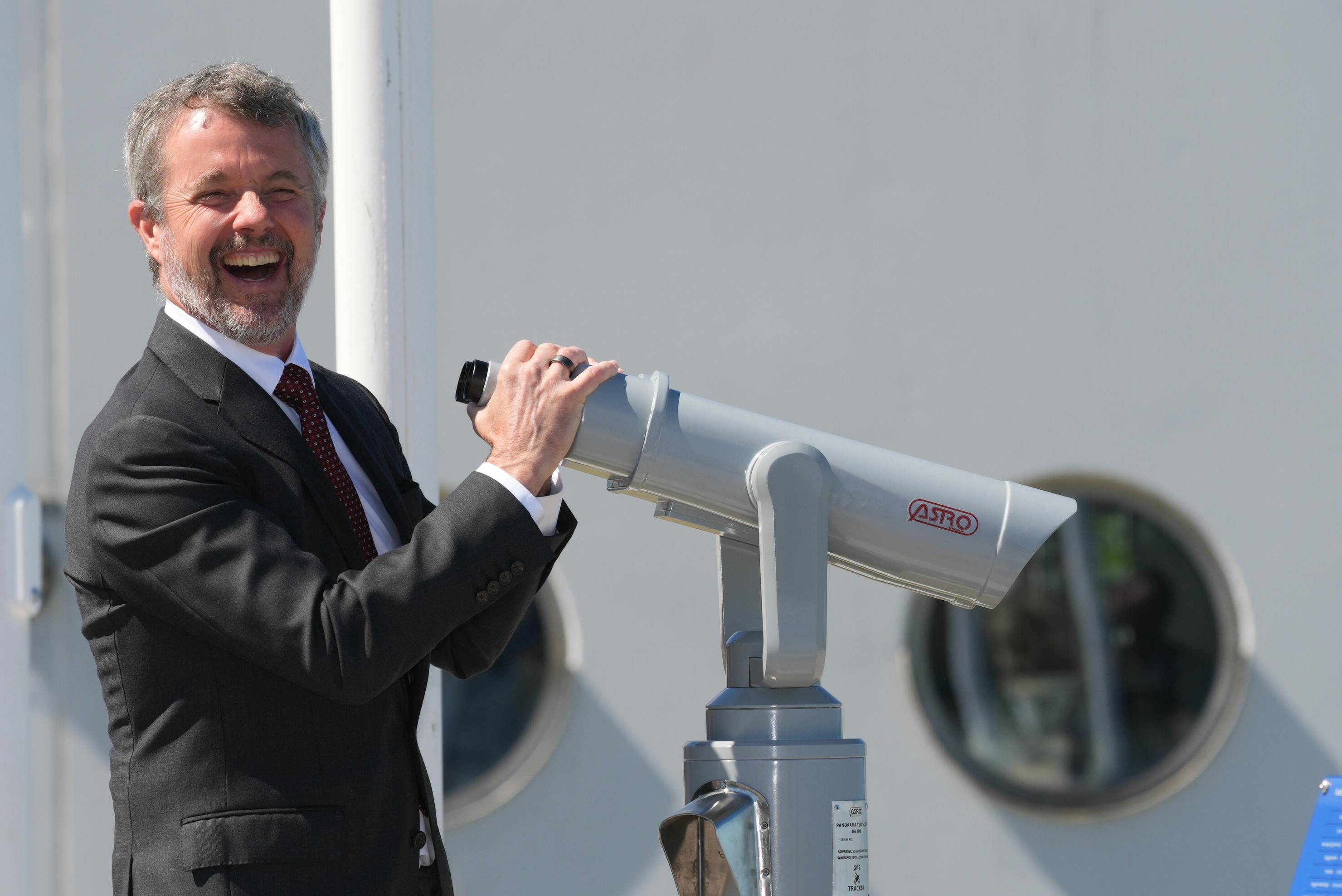 Kong Frederik i stort smil.