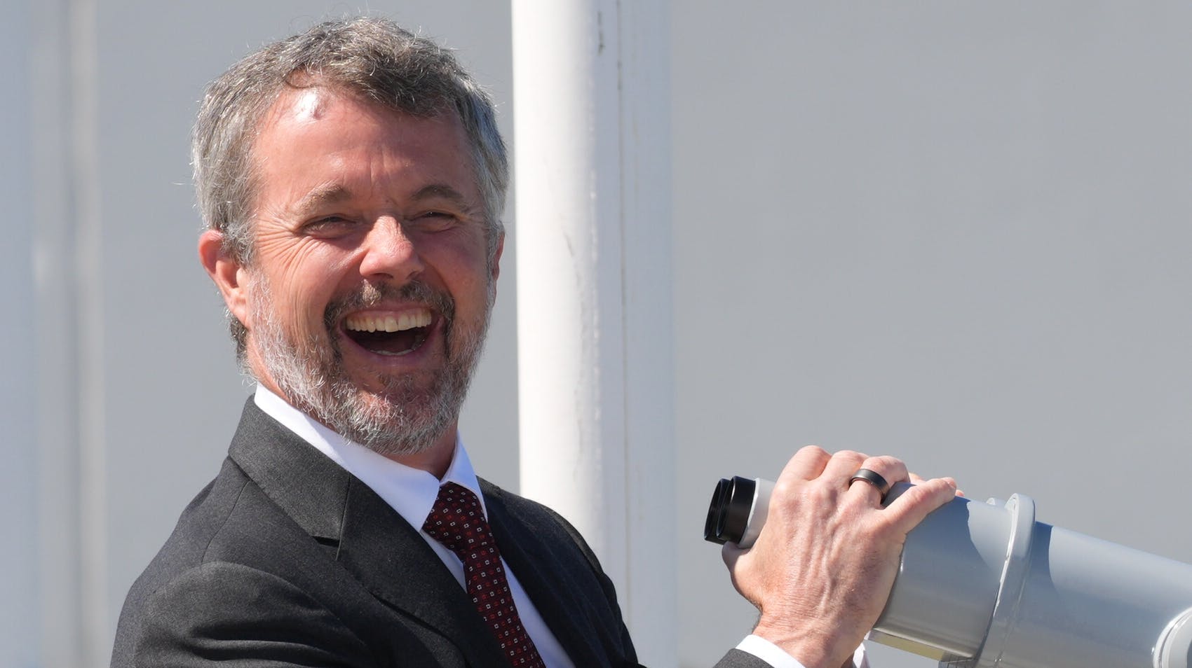 Kong Frederik i stort smil.