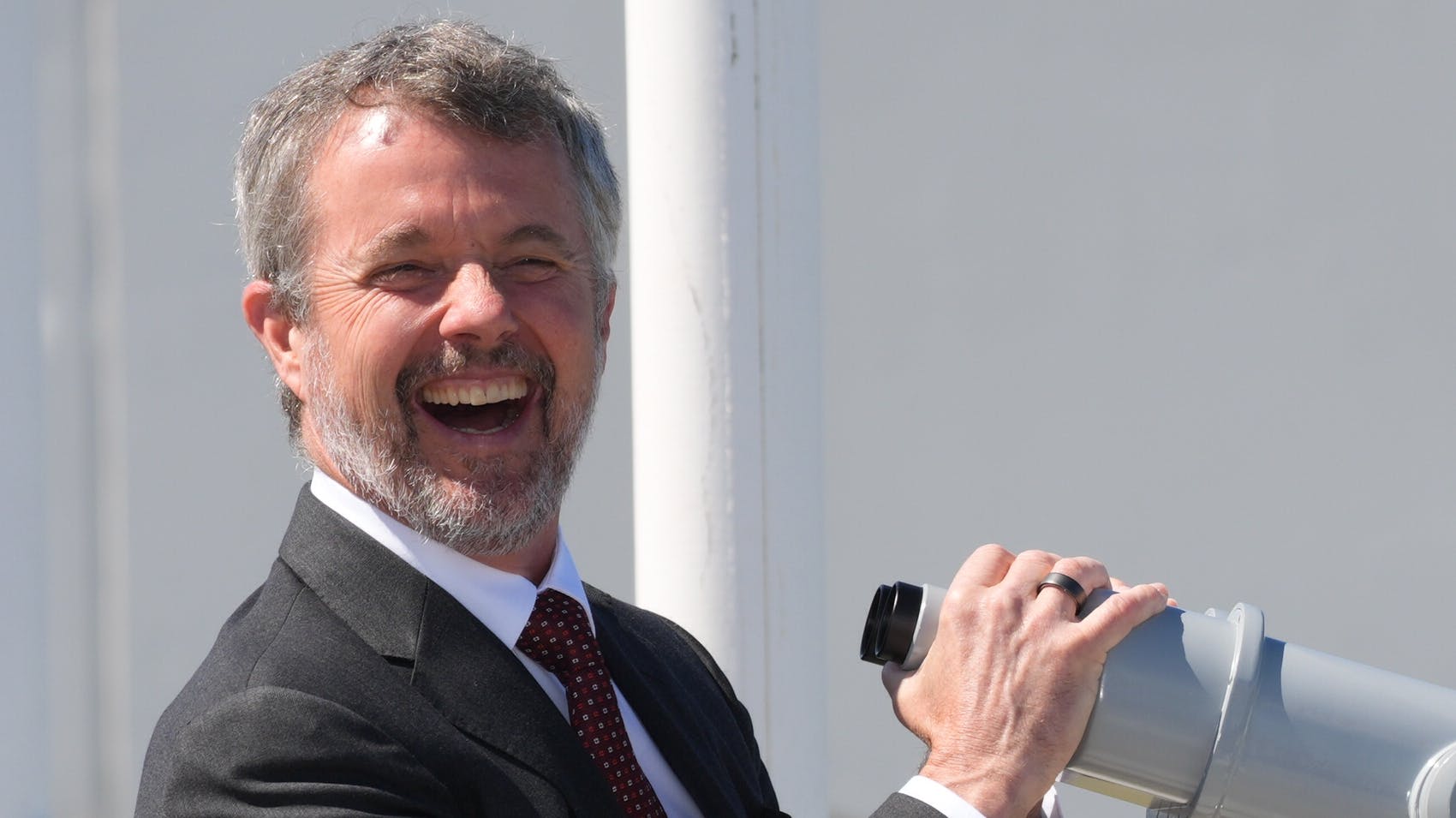 Kong Frederik i stort smil.