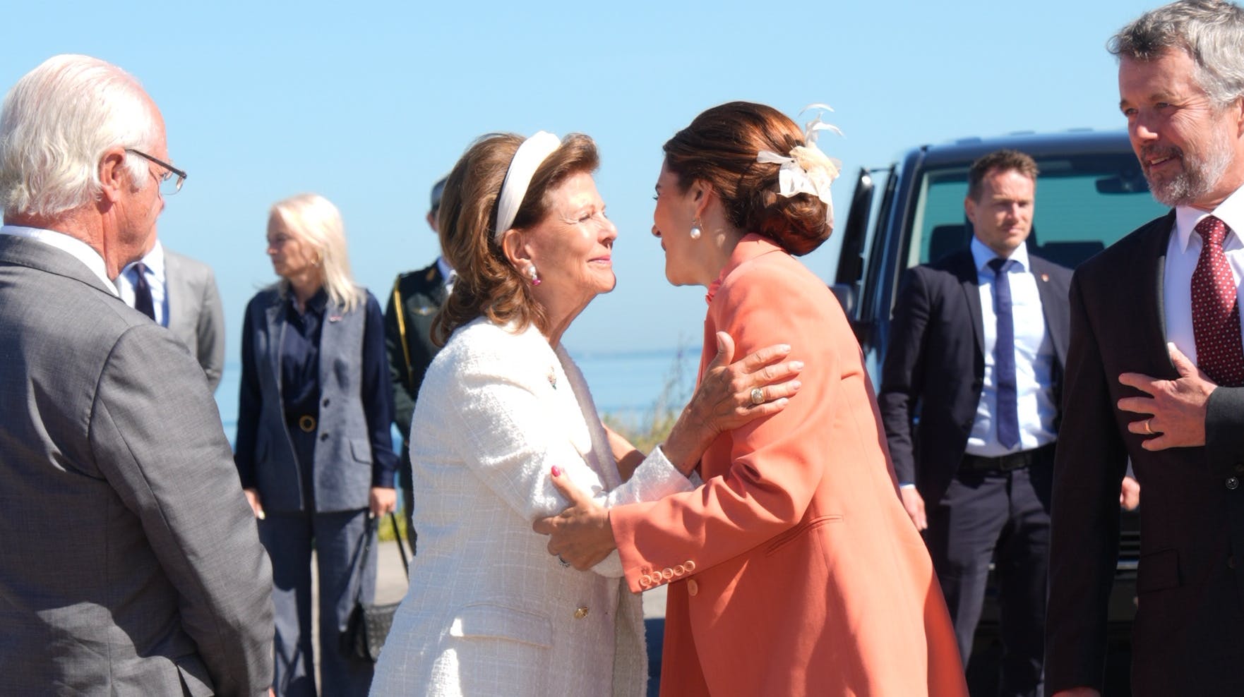 Dronning Silvia og dronning Mary i stort kram.