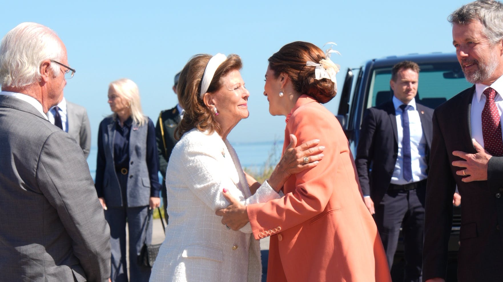 Dronning Silvia og dronning Mary i stort kram.