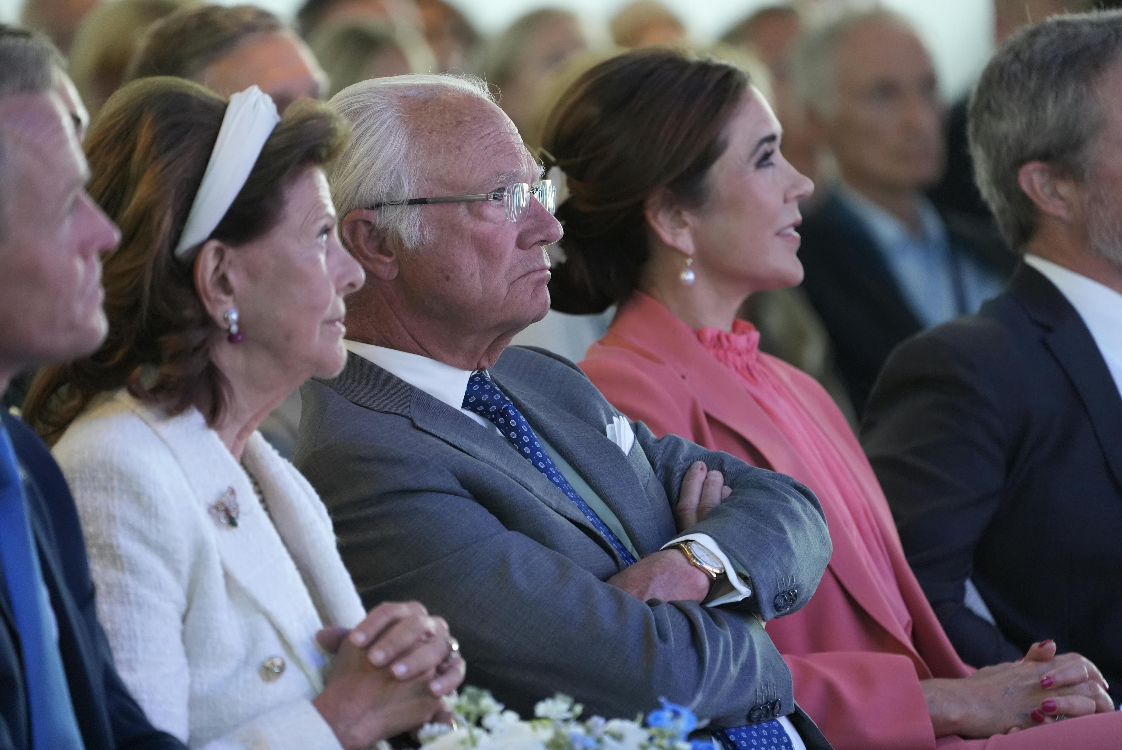 Dronning Silvias med rød-hvide øreringe.