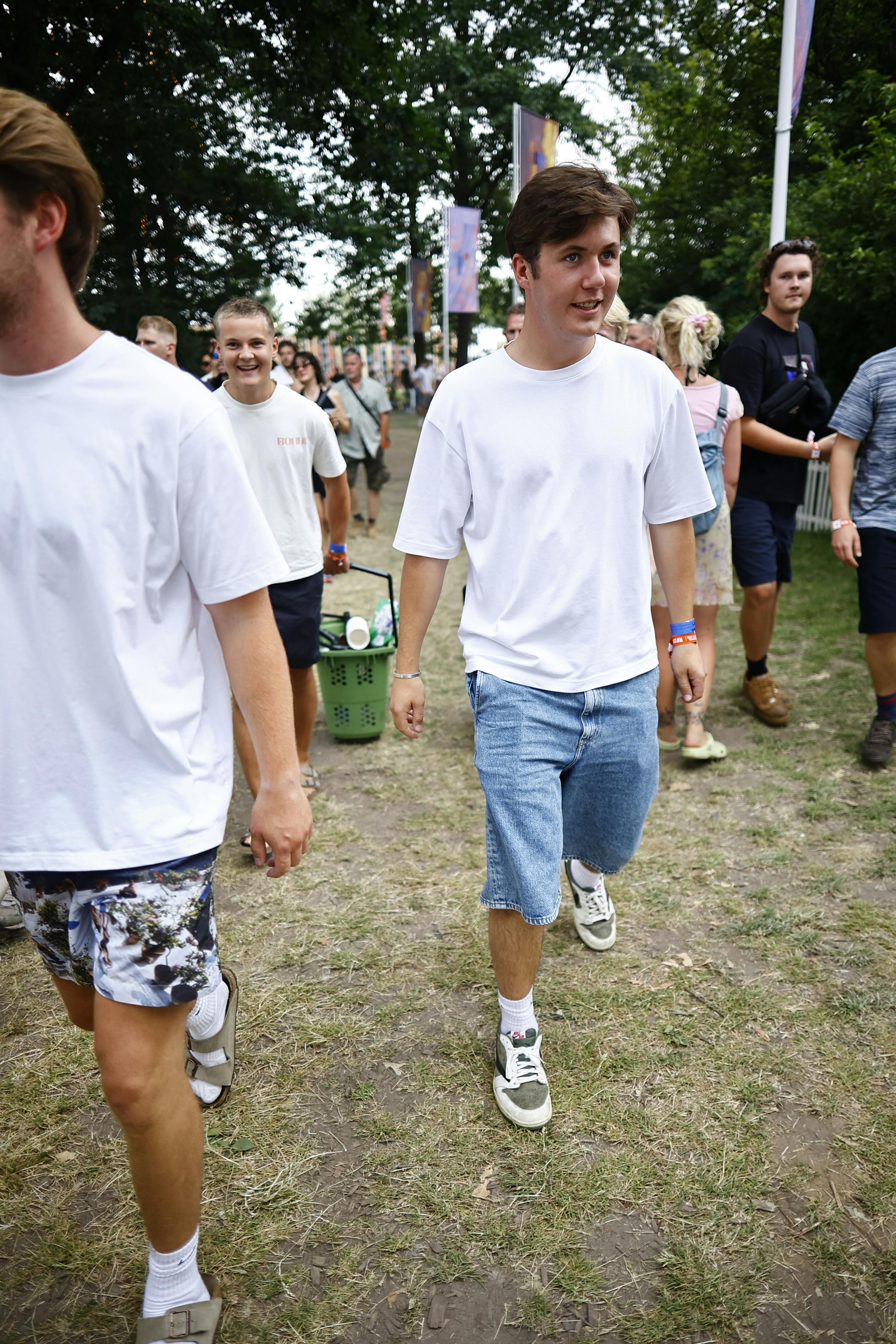 Kronprins Christian ankom til Roskilde Festival i afslappet stil. 