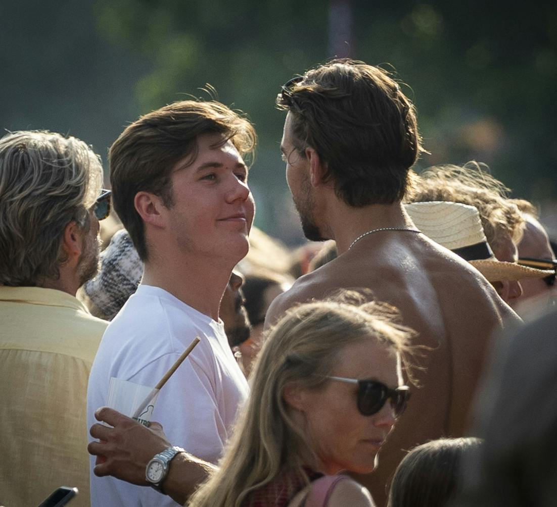 Kronprins Christian og Adam Sandgaard mødtes på festivalpladsen. 
