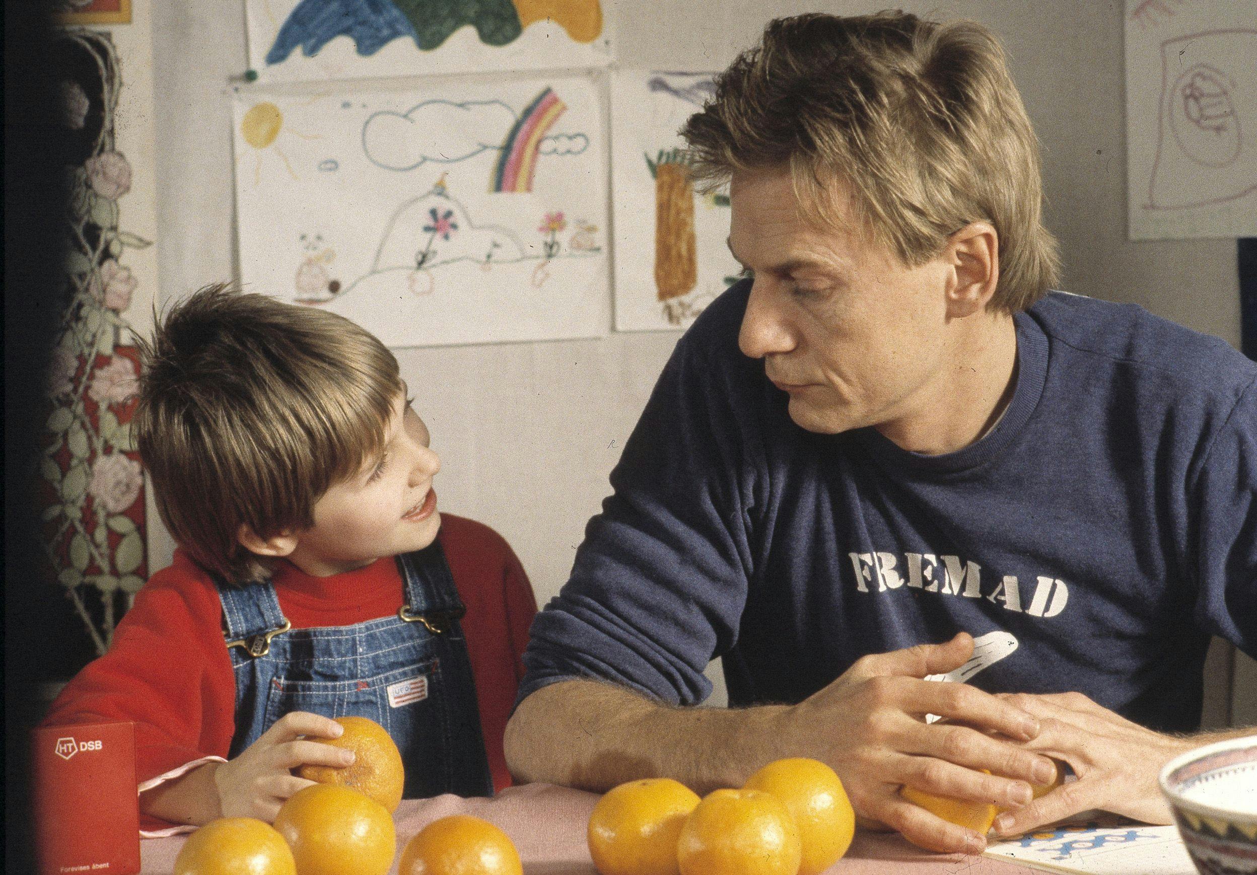 Nanas far forsøger forgæves at lære hende at regne ved hjælp af appelsiner.