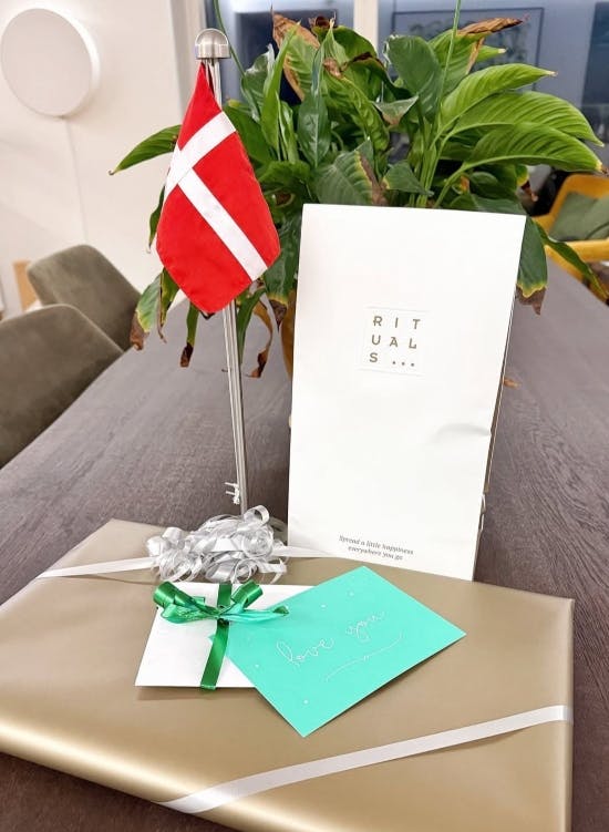 Micki Chengs fødselsdagsgave.