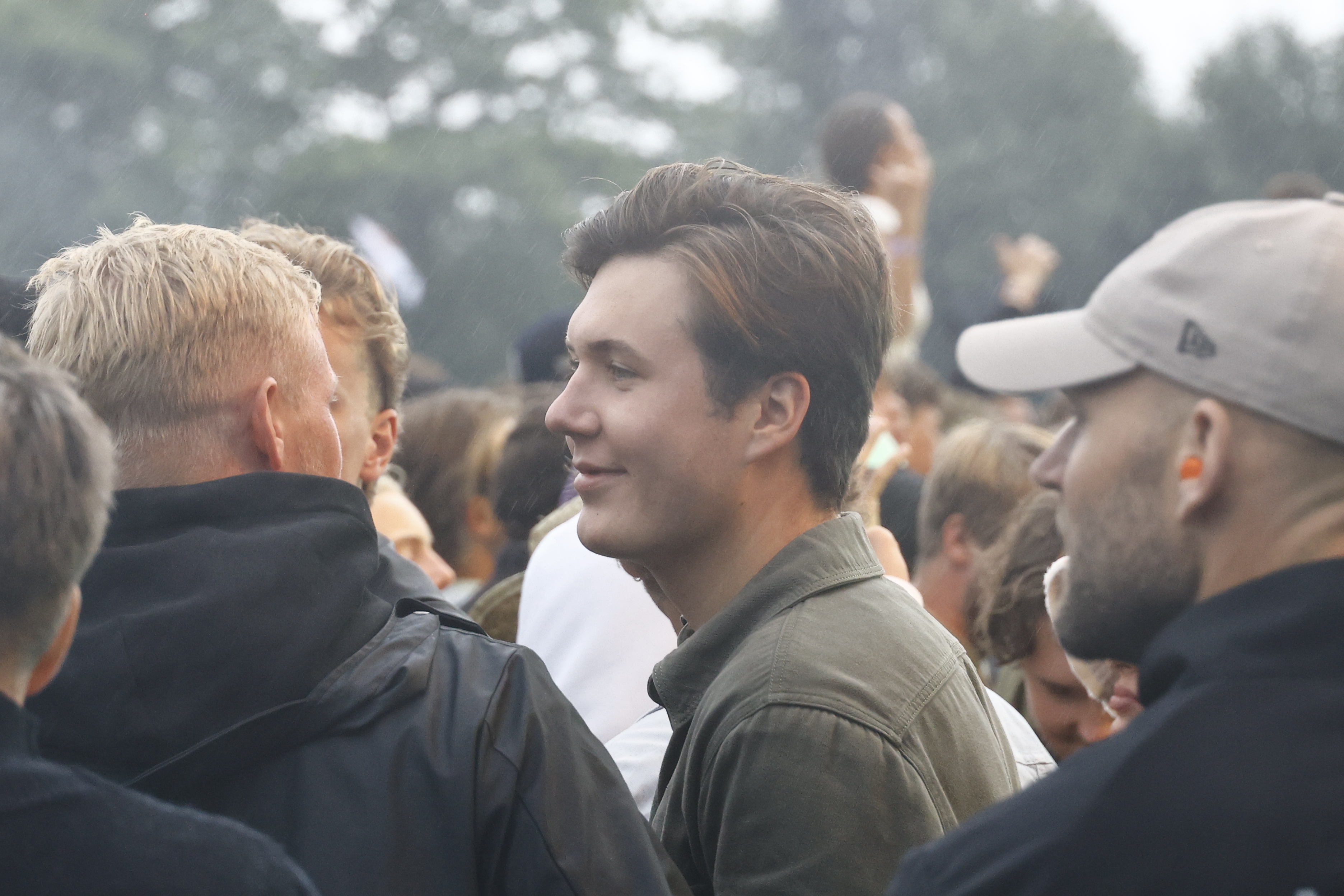 Kronprins Christian mødte Kasper Schmeichel på Roskilde Festival.