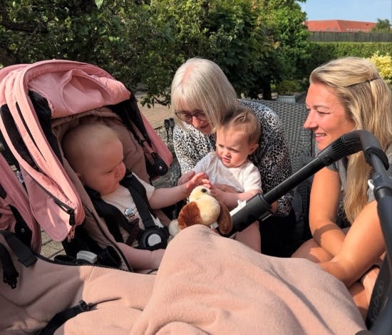 Nora (i barnevognen), bedstemor Inge-Lise med Emma og Nanna Brandt.