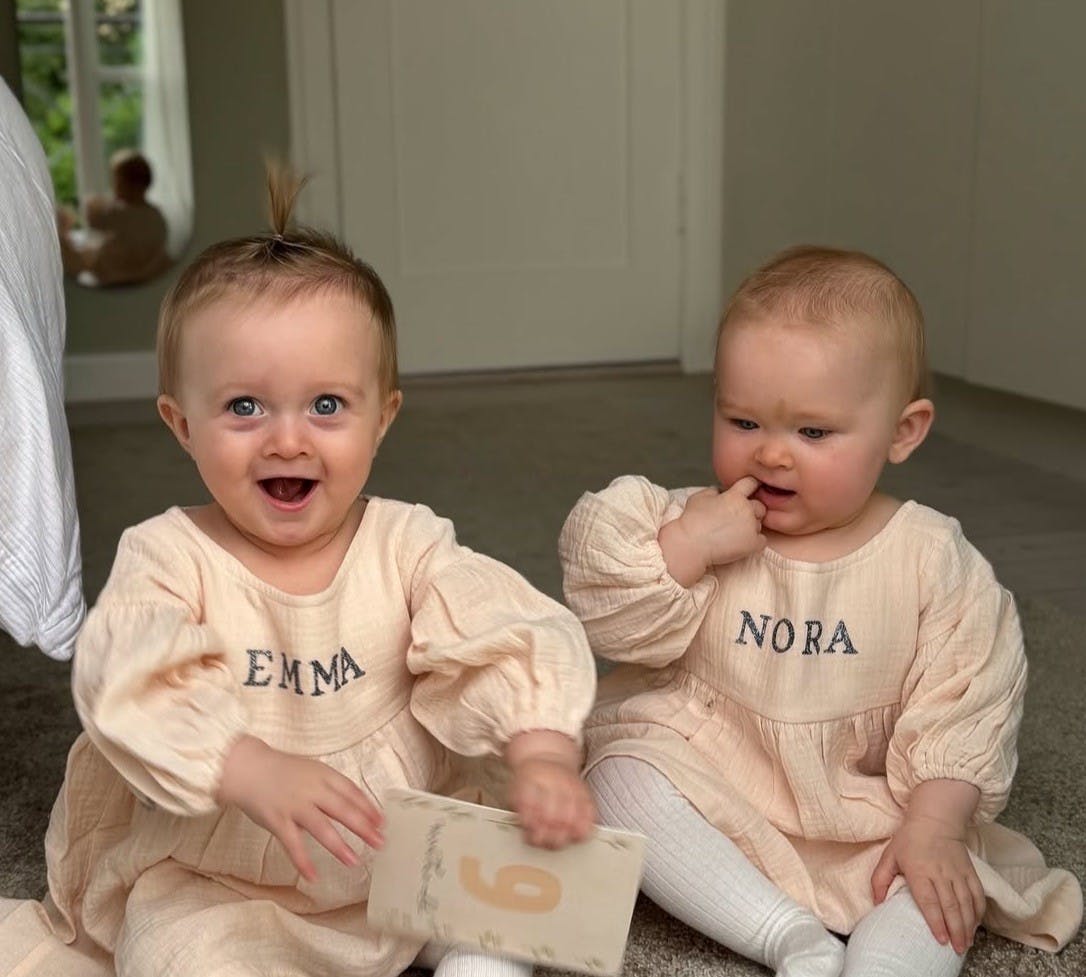 Emma og Nora fylder ni måneder.