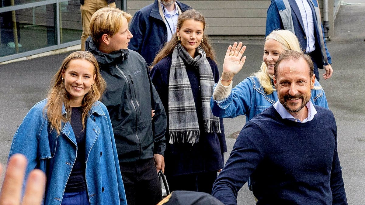 Prinsesse Ingrid Alexandra, prins Sverre Magnus, Amalie Gievær Macleod, kronprinsesse Mette-Marit&nbsp;og kronprins Haakon&nbsp;