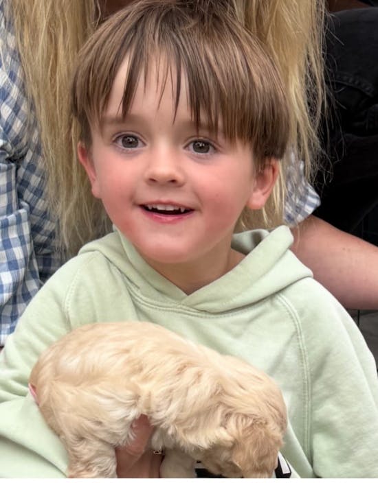 Noah med "sin" lille hundehvalp.