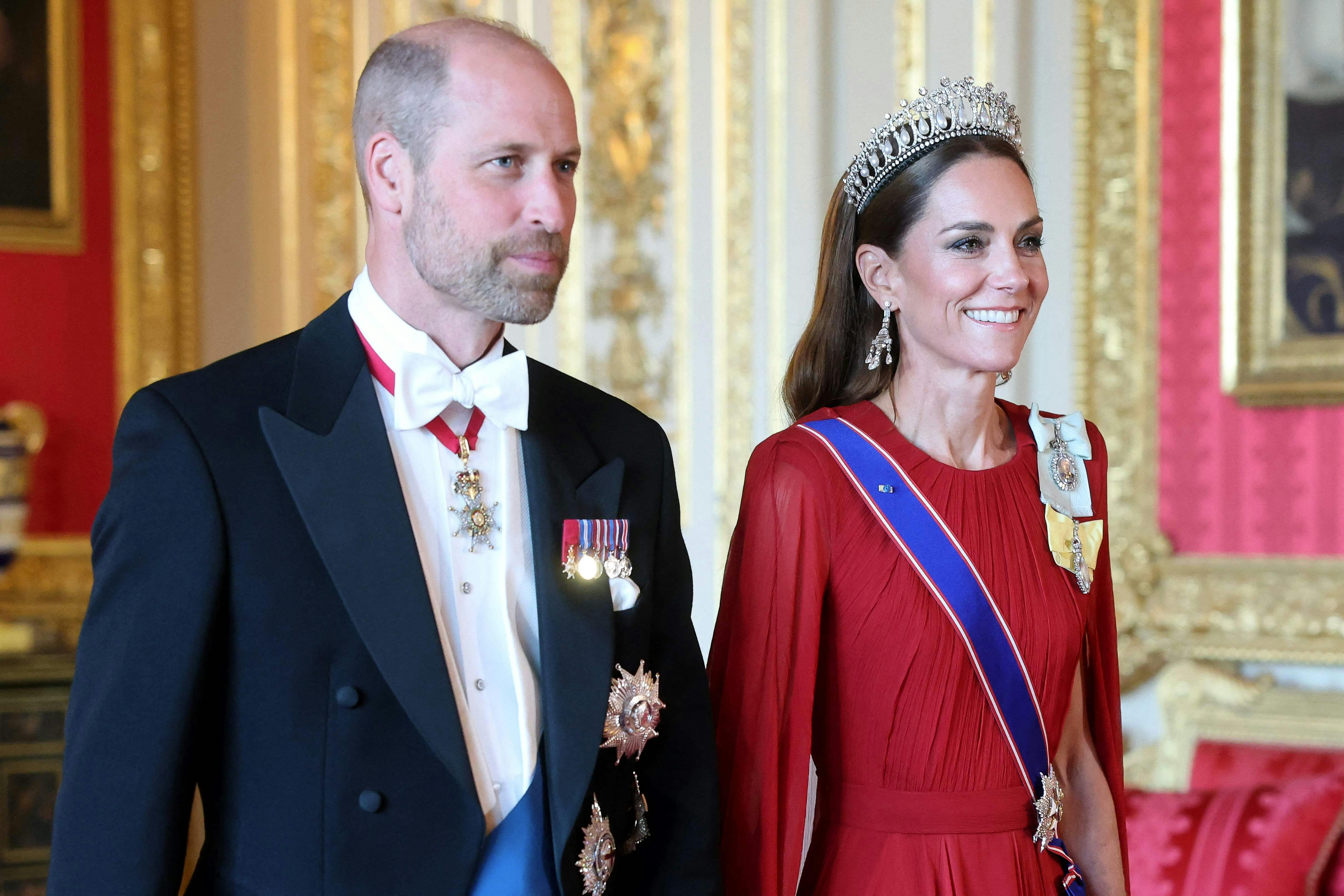Prinsesse Catherine og prins William ankommer til gallataffel på Windsor Castle i anledning af fransk statsbesøg.