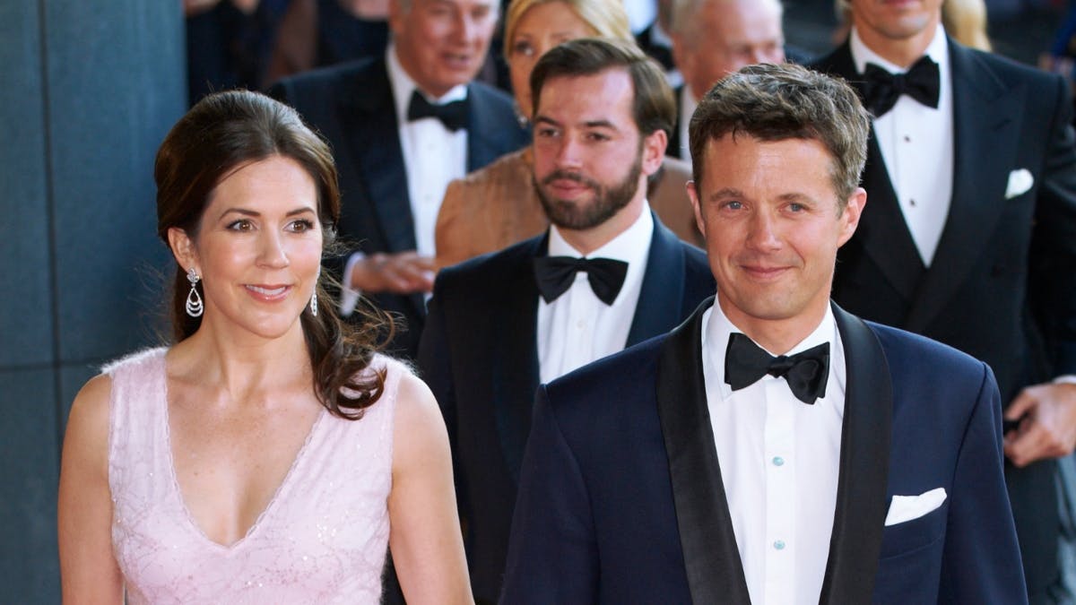 Dronning Mary og kong Frederik. I baggrunden ses arvestorhertug Guillaume aaf Luxembourg.&nbsp;