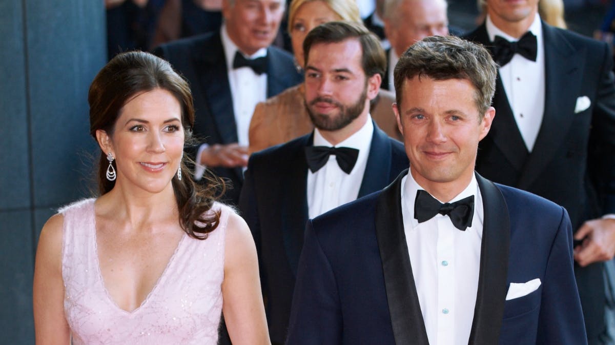 Dronning Mary og kong Frederik. I baggrunden ses arvestorhertug Guillaume aaf Luxembourg. 